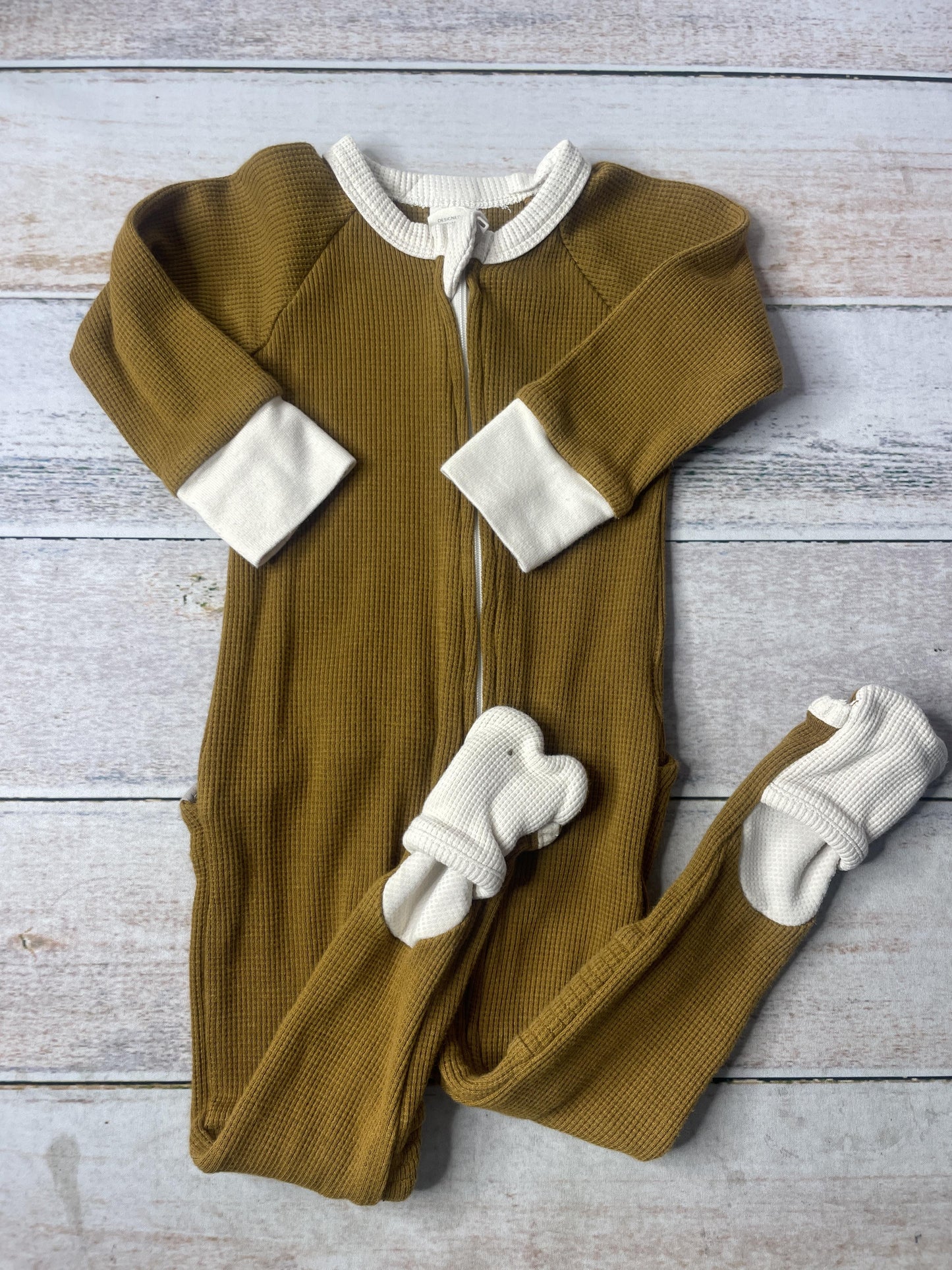 Unisex Long Sleeve Outfit Size: 12-18 months