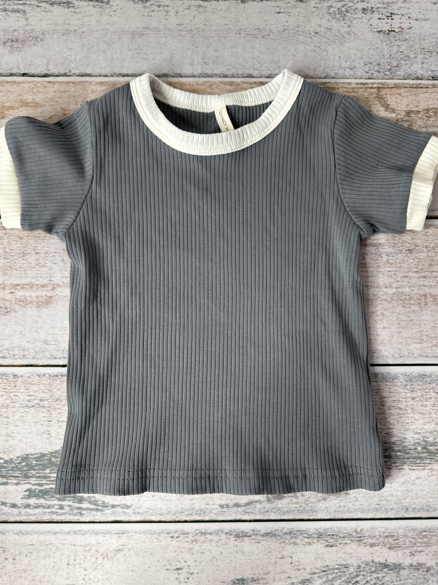Quincy Mae Unisex Button Down Short Sleeve Size: 2T