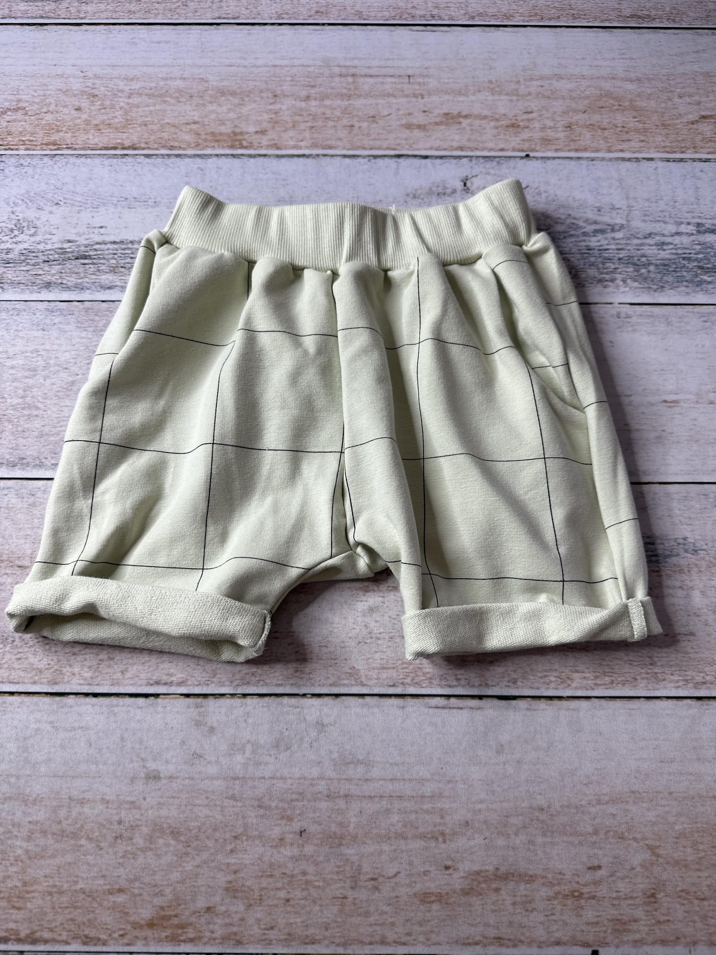 Unisex Shorts Size: 4T