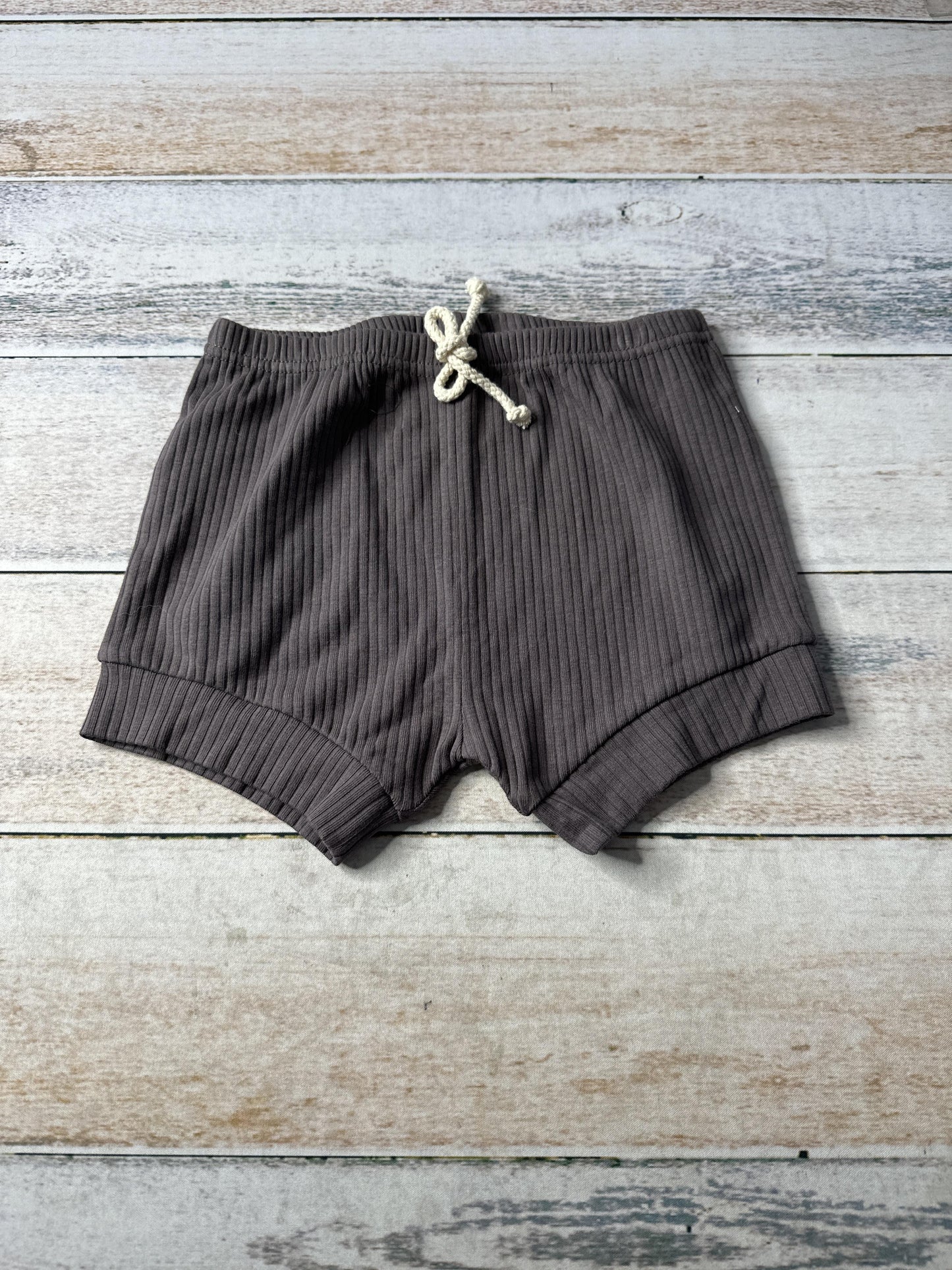 Sage and Ivory Unisex Shorts Size: 4T