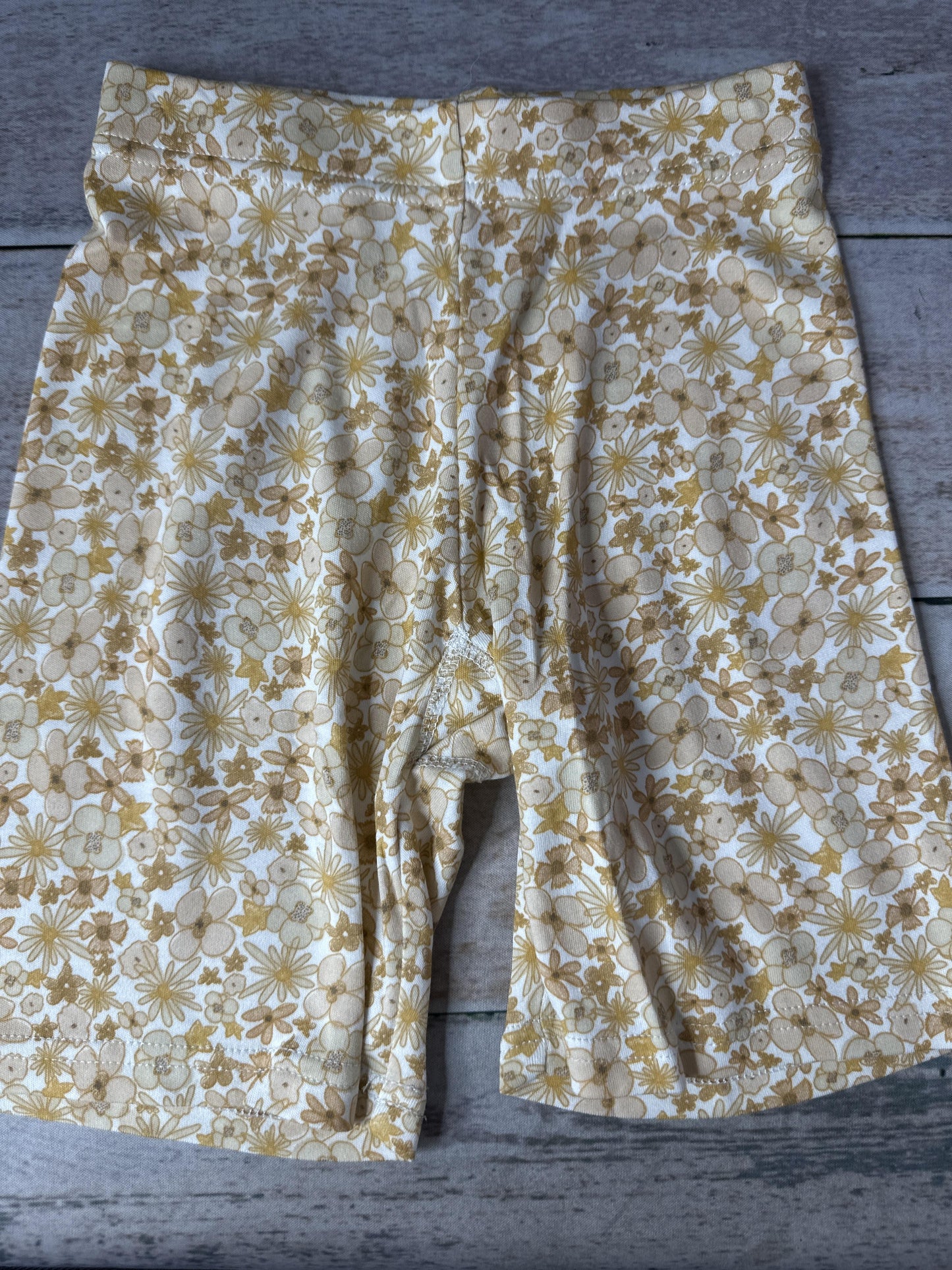 Goumi Unisex Shorts Size: 5