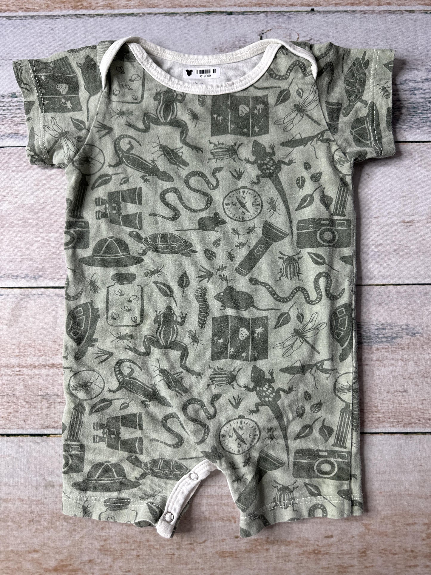 Winter Water Factory Boys Army Green | Bugs Onesie Size: 3-6 months Army Green | Bugs
