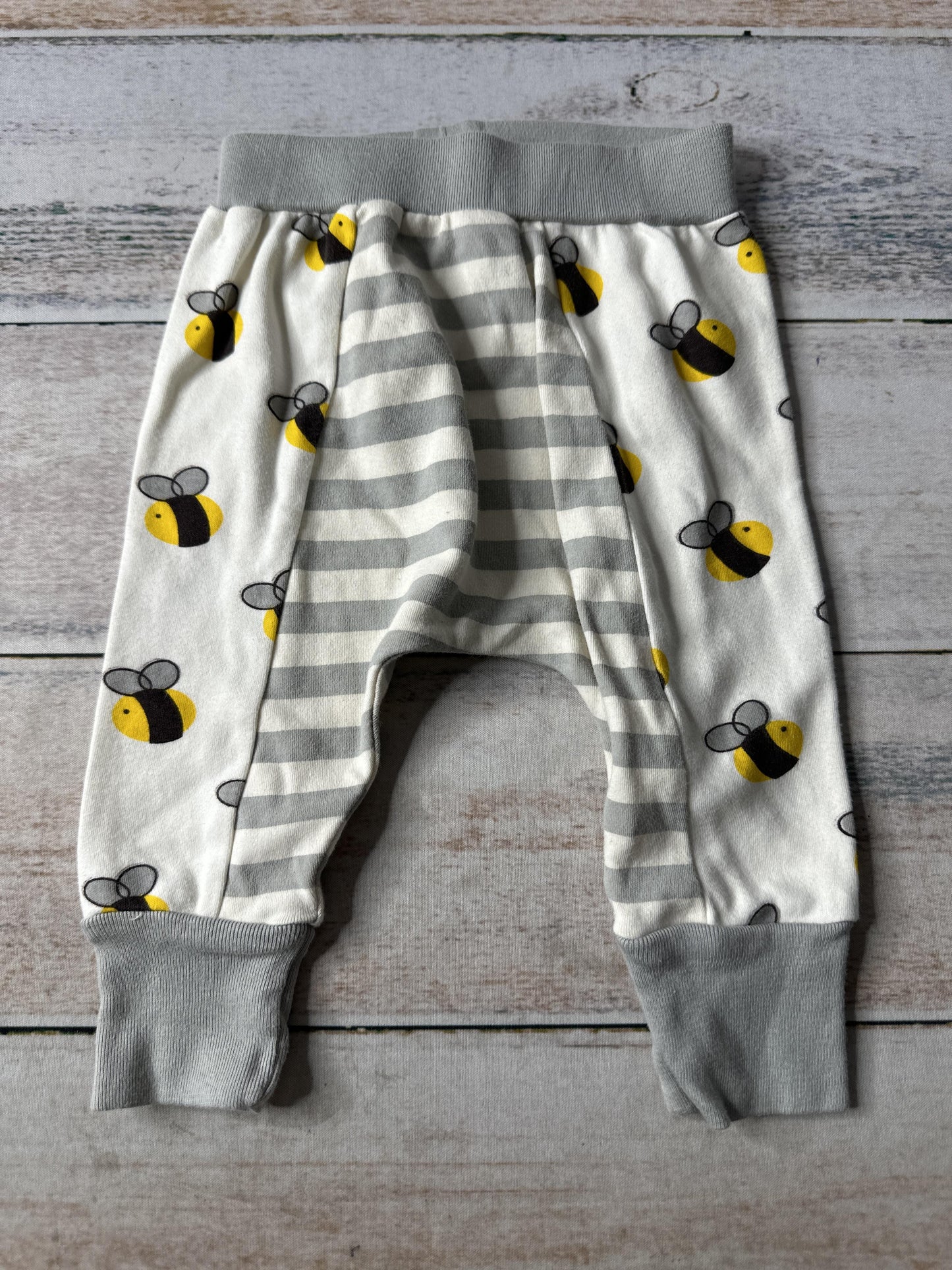 Cat & Dogma Unisex Bees | cream | Grey Pants Size: 3-6 months Bees | cream | Grey