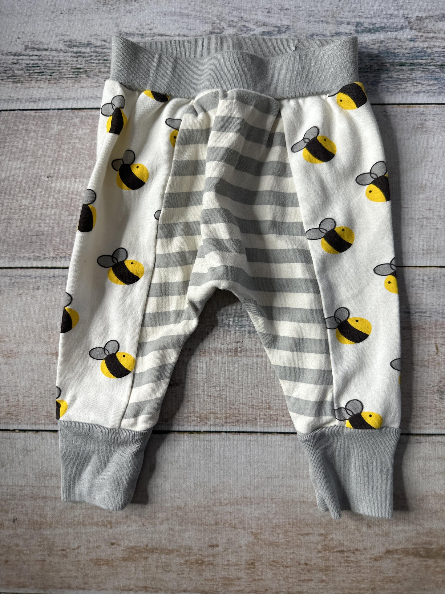 Cat & Dogma Unisex Bees | green | cream Pants Size: 3-6 months Bees | green | cream