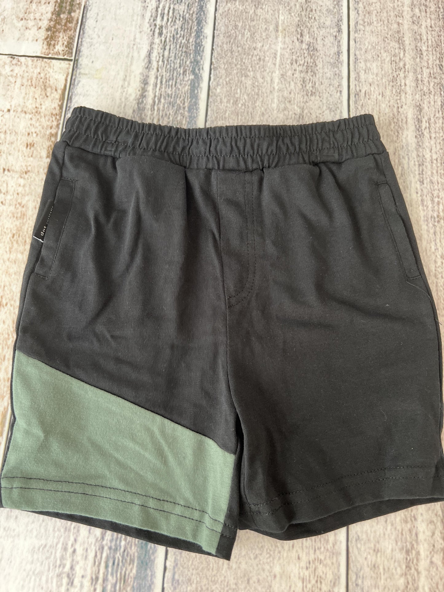 Dot Boys Black | Forest Green Shorts Size: 3T Black | Forest Green