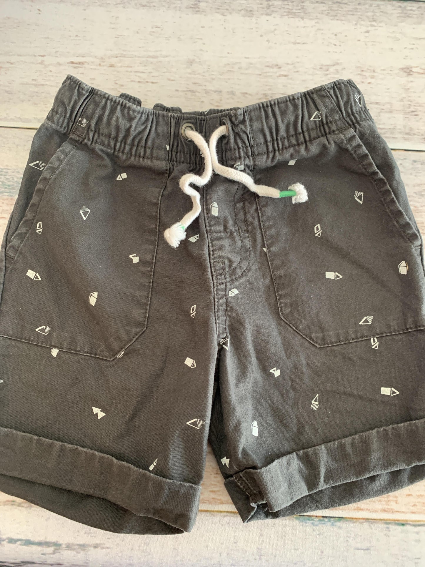 Boys Black | White | Pattern Shorts Size: 2T Black | White | Pattern