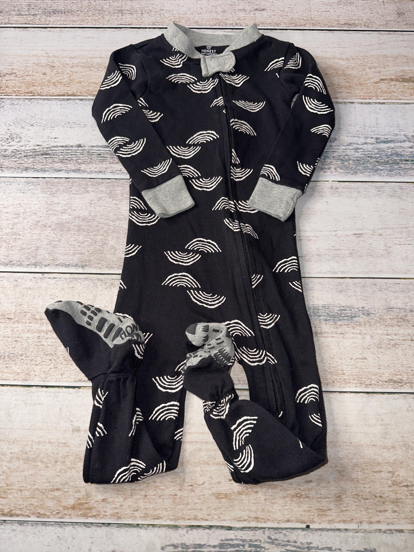 Honest co Unisex Black | White | Rainbow Pajamas Size: 18 months Black | White | Rainbow