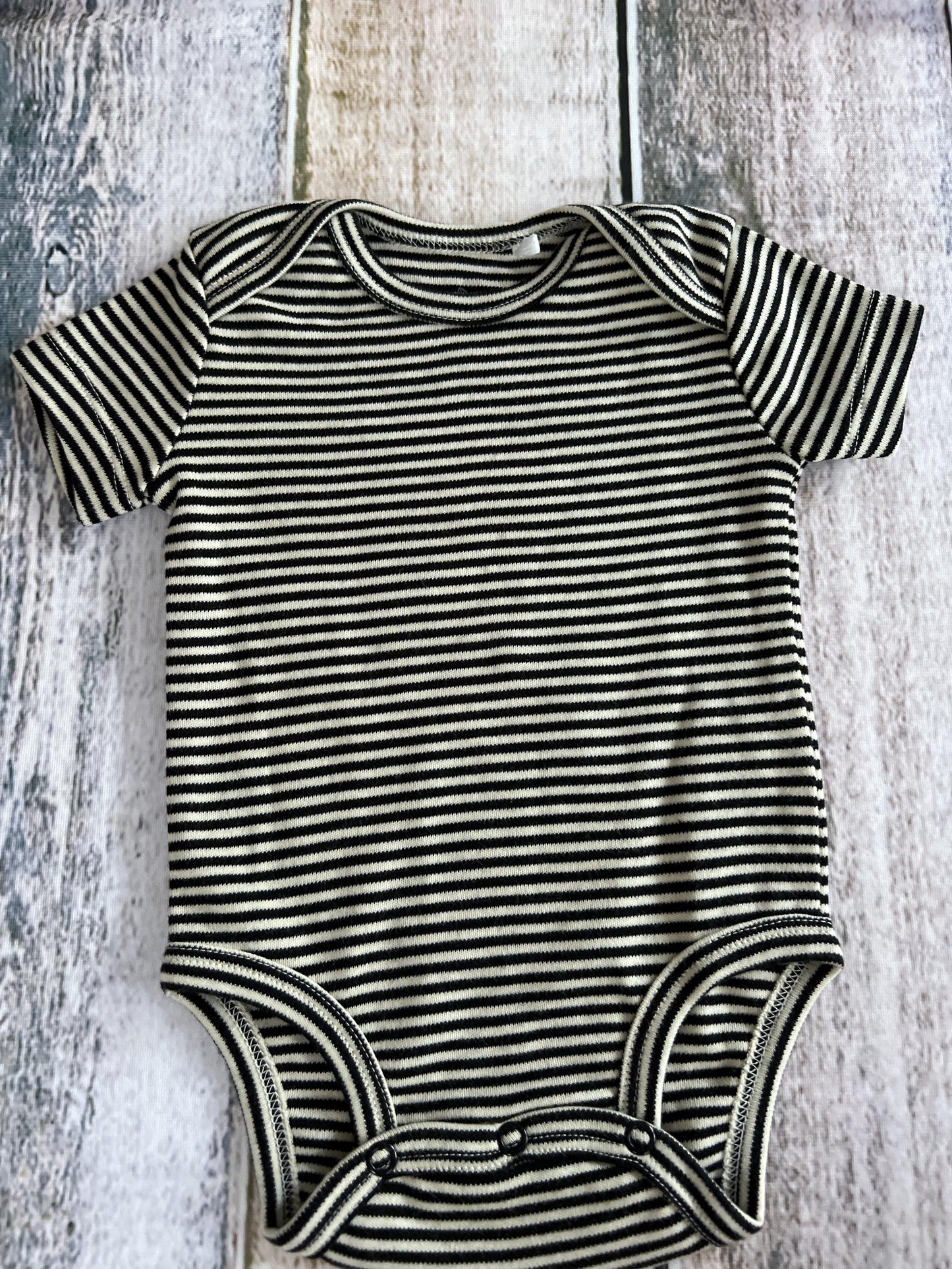 Oliver & Rain Unisex Black | White | Stripe Onesie Size: 3 months Black | White | Stripe