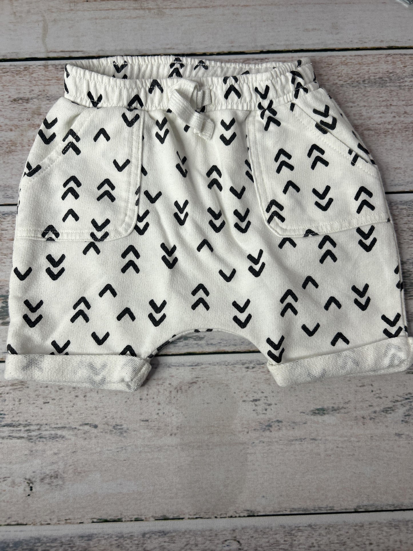 Unisex Black | White Shorts Size: 12-18 months Black | White