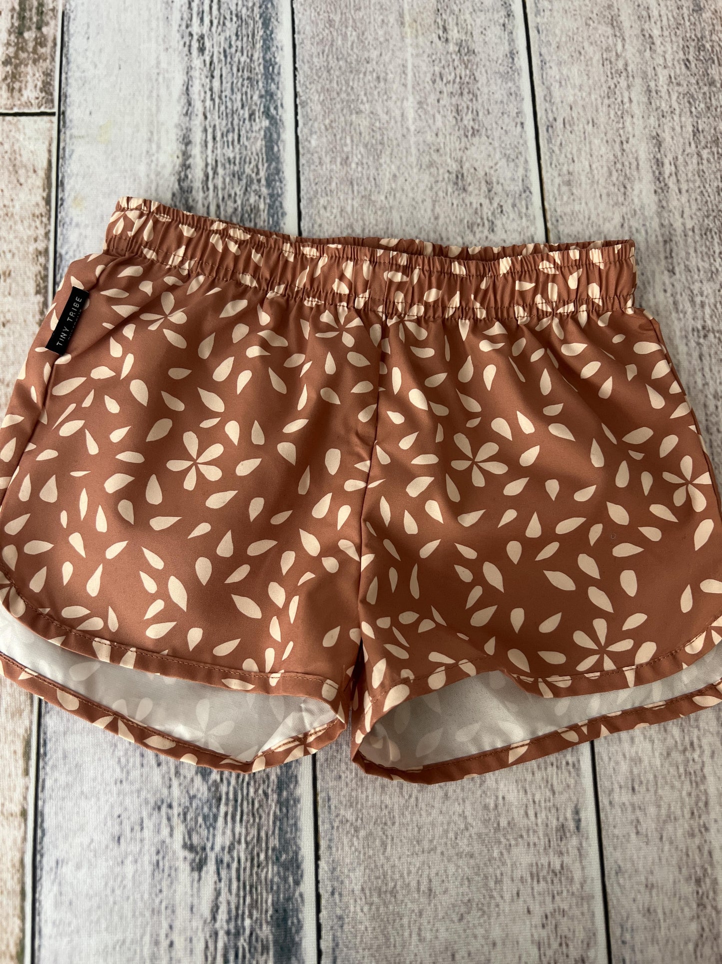 Tiny Tribe Unisex Brown | White | Flowers Shorts Size: 5 Brown | White | Flowers