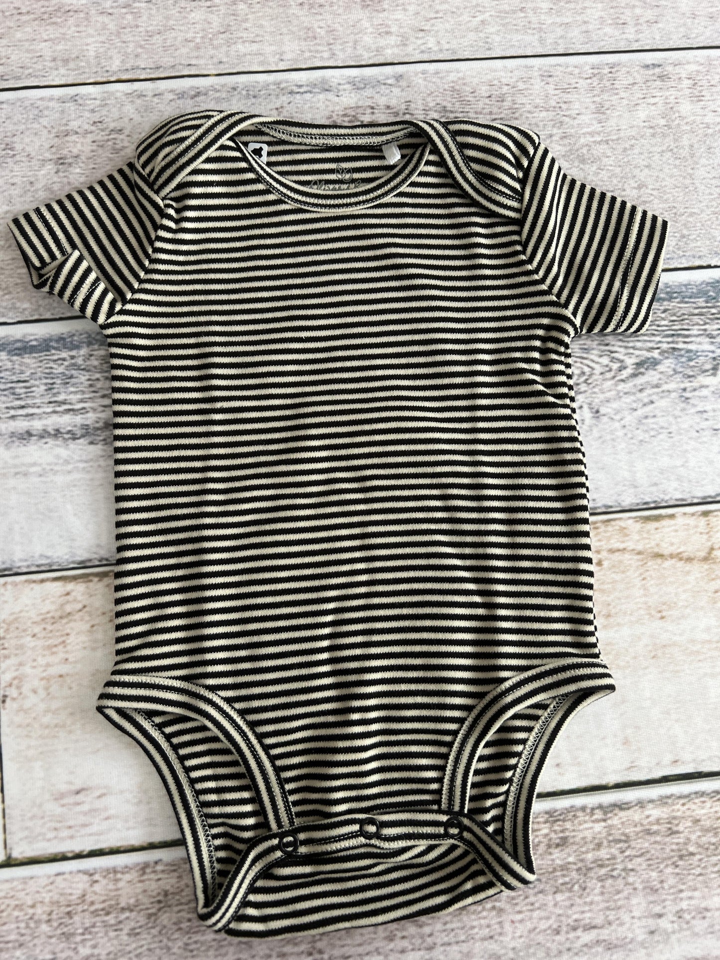 Oliver & Rain Unisex cream | Black | Stripe Onesie Size: 6 months cream | Black | Stripe