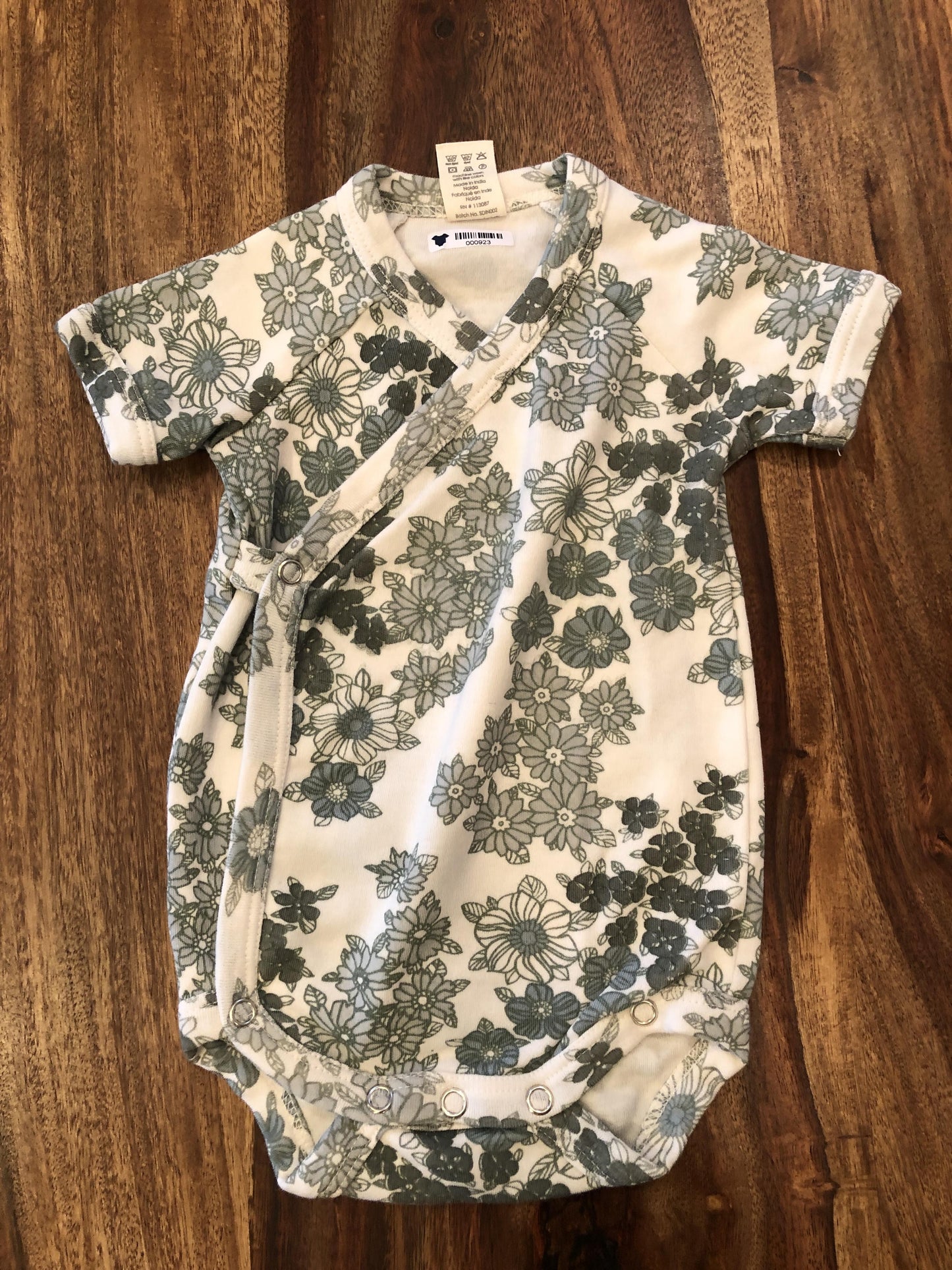 Kate Quinn Girls cream | green | Flowers Onesie Size: 3-6 months cream | green | Flowers