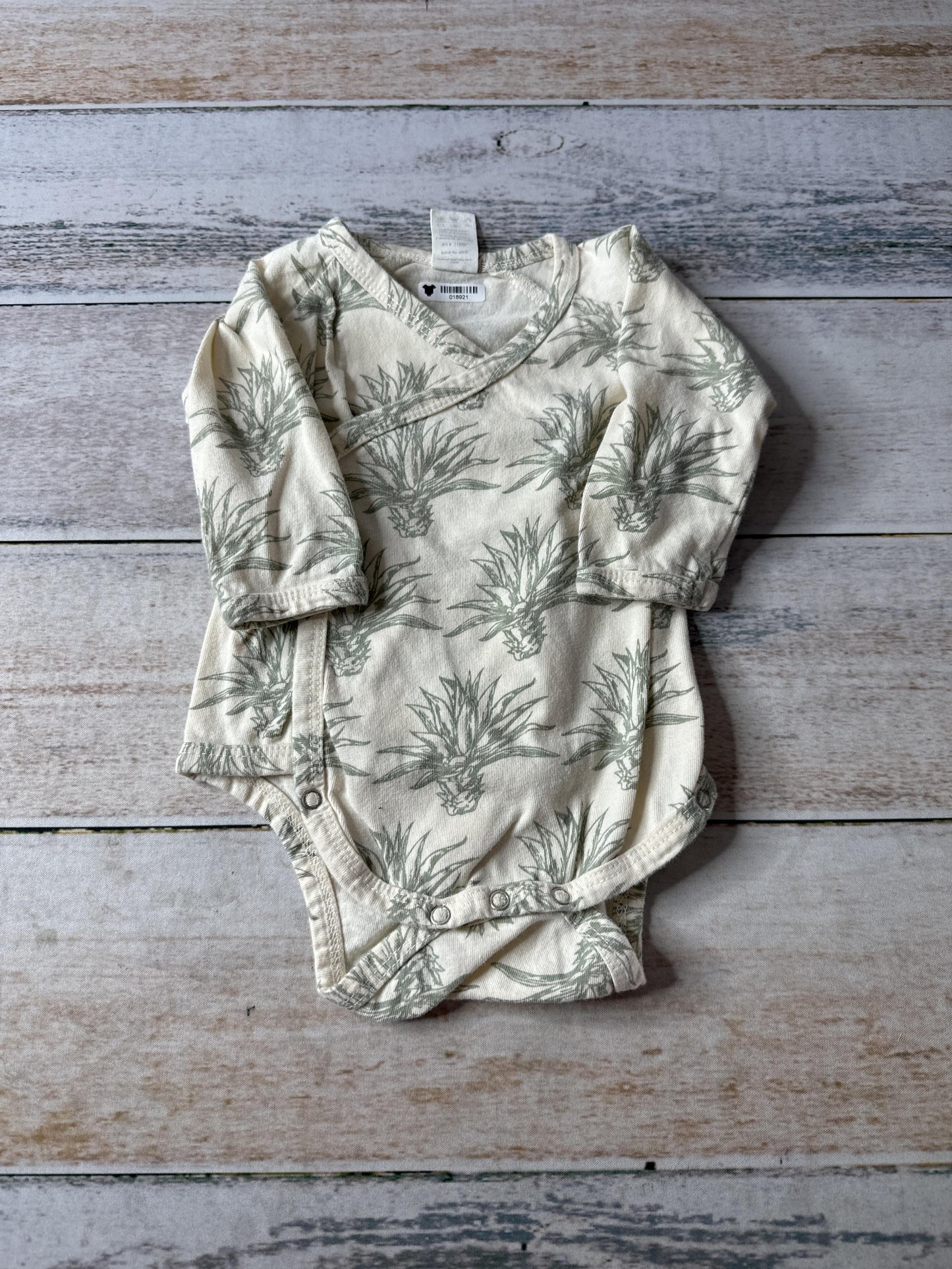 Kate Quinn Unisex cream | green Onesie Size: 3-6 months cream | green