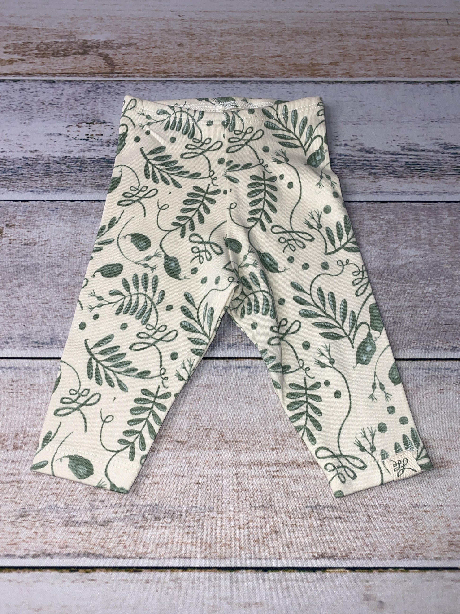 Little Lentil Unisex cream | green Leggings Size: Newborn cream | green