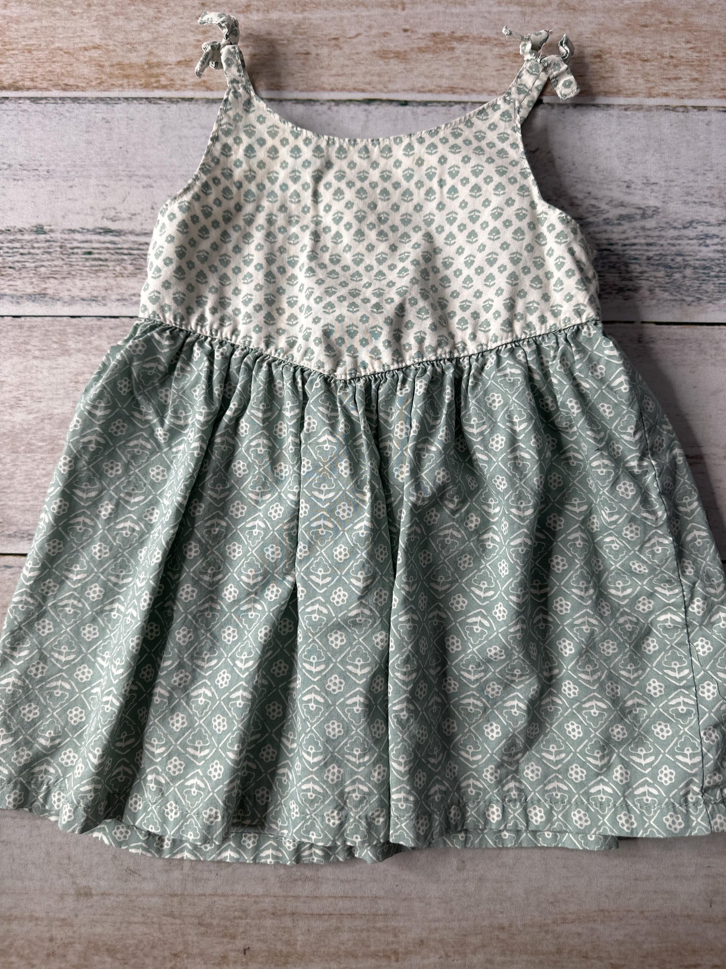 Carters Girls cream | light green Dress Size: 6-9 months cream | light green