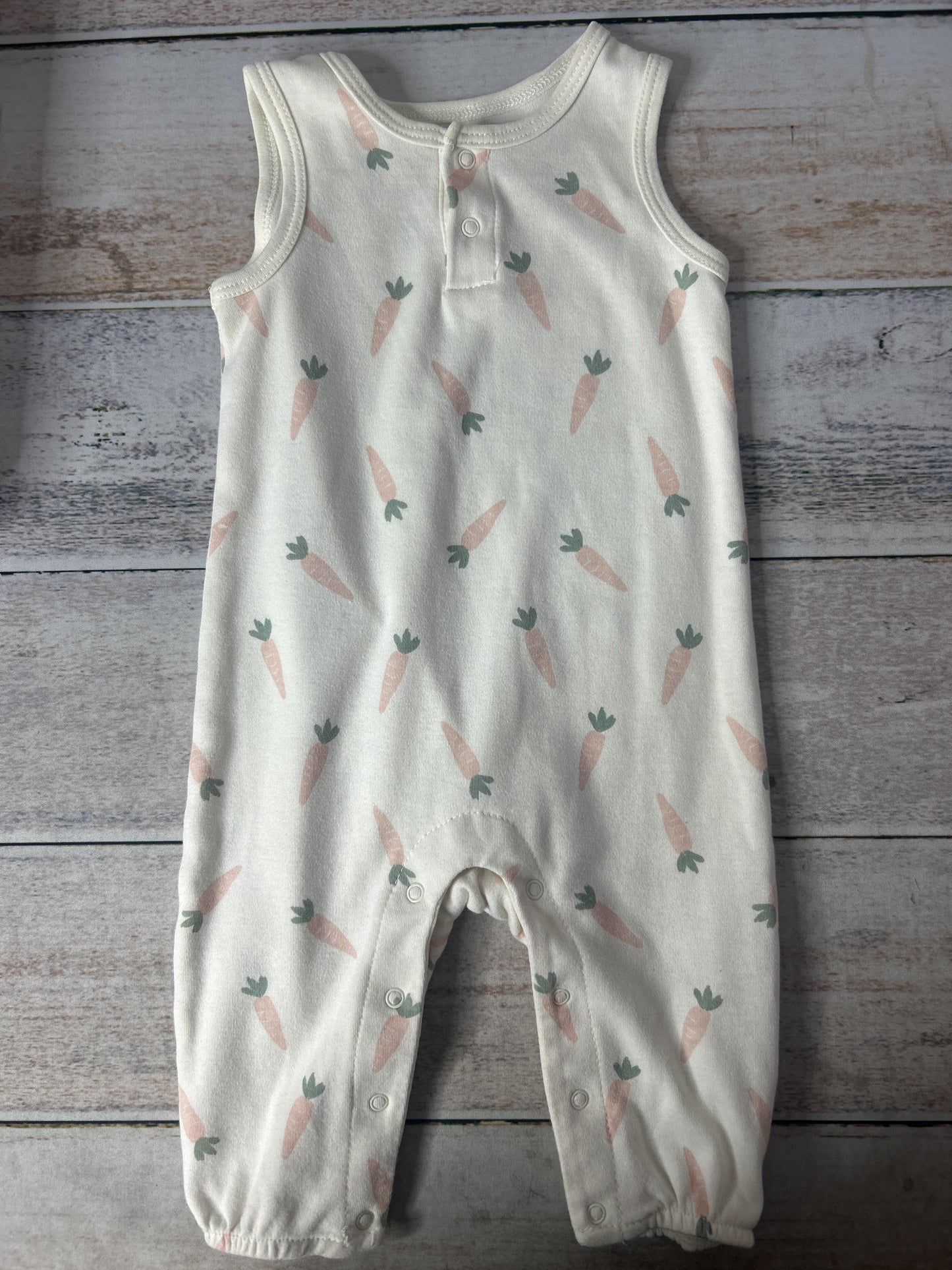 Unisex cream Romper Size: 6-9 months cream