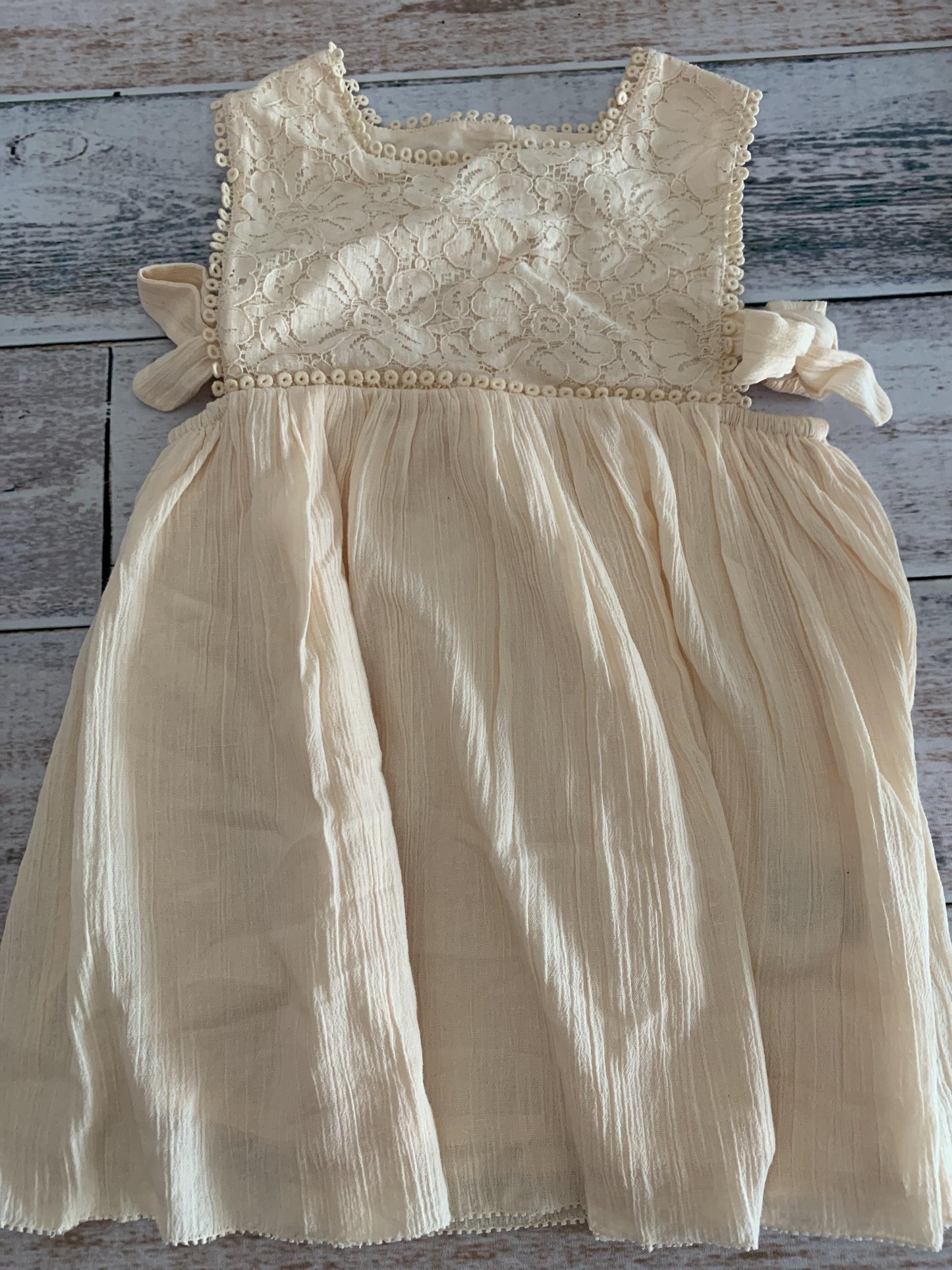 Louise Misha Girls cream Dress Size: 24 months cream