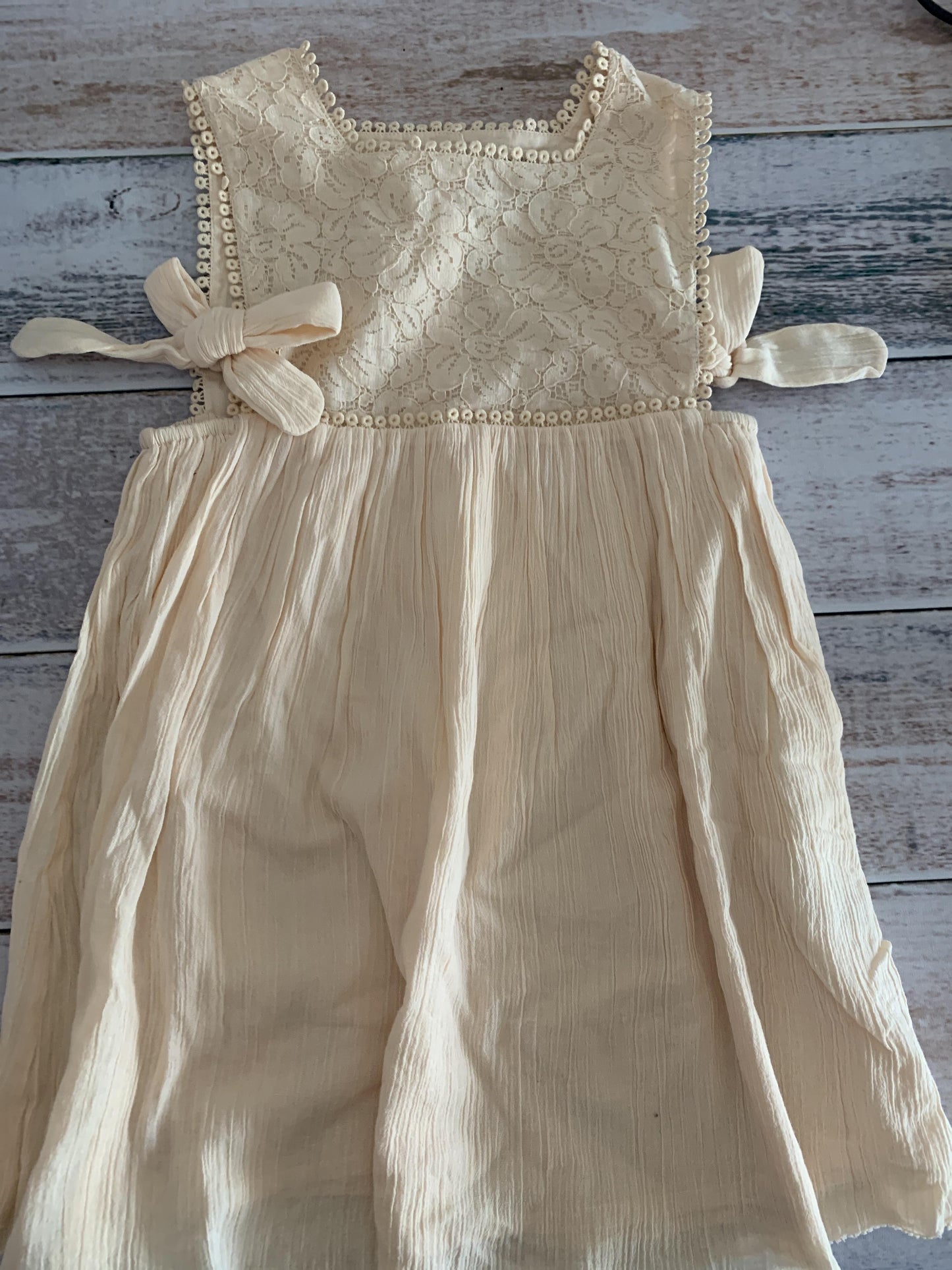 Louise Misha Girls cream Dress Size: 4T cream