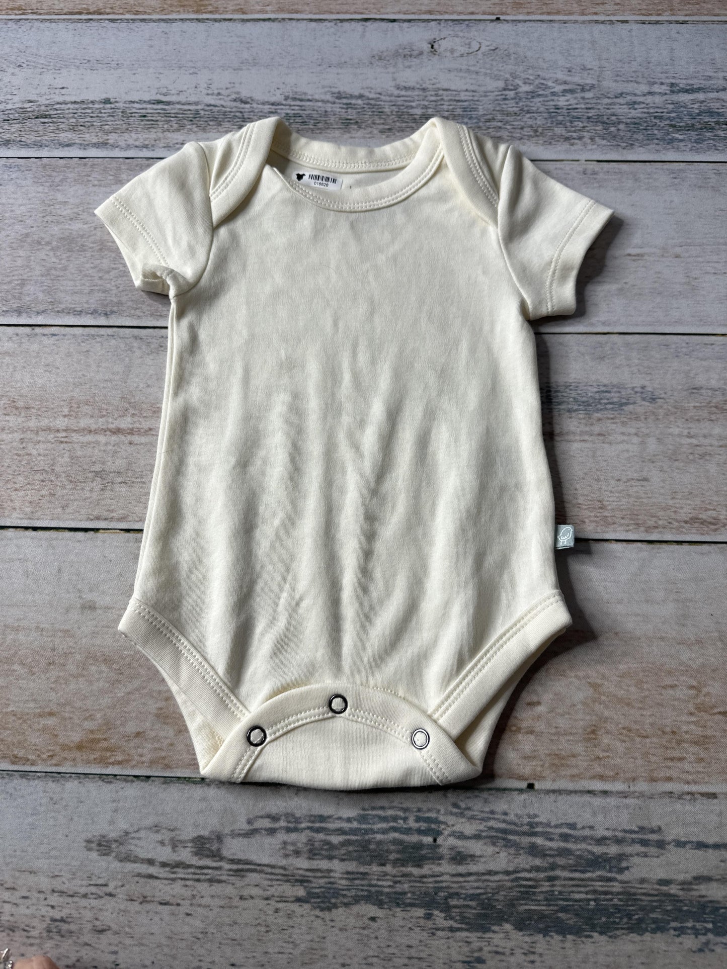 Finn + Emma Unisex cream Onesie Size: 3-6 months cream