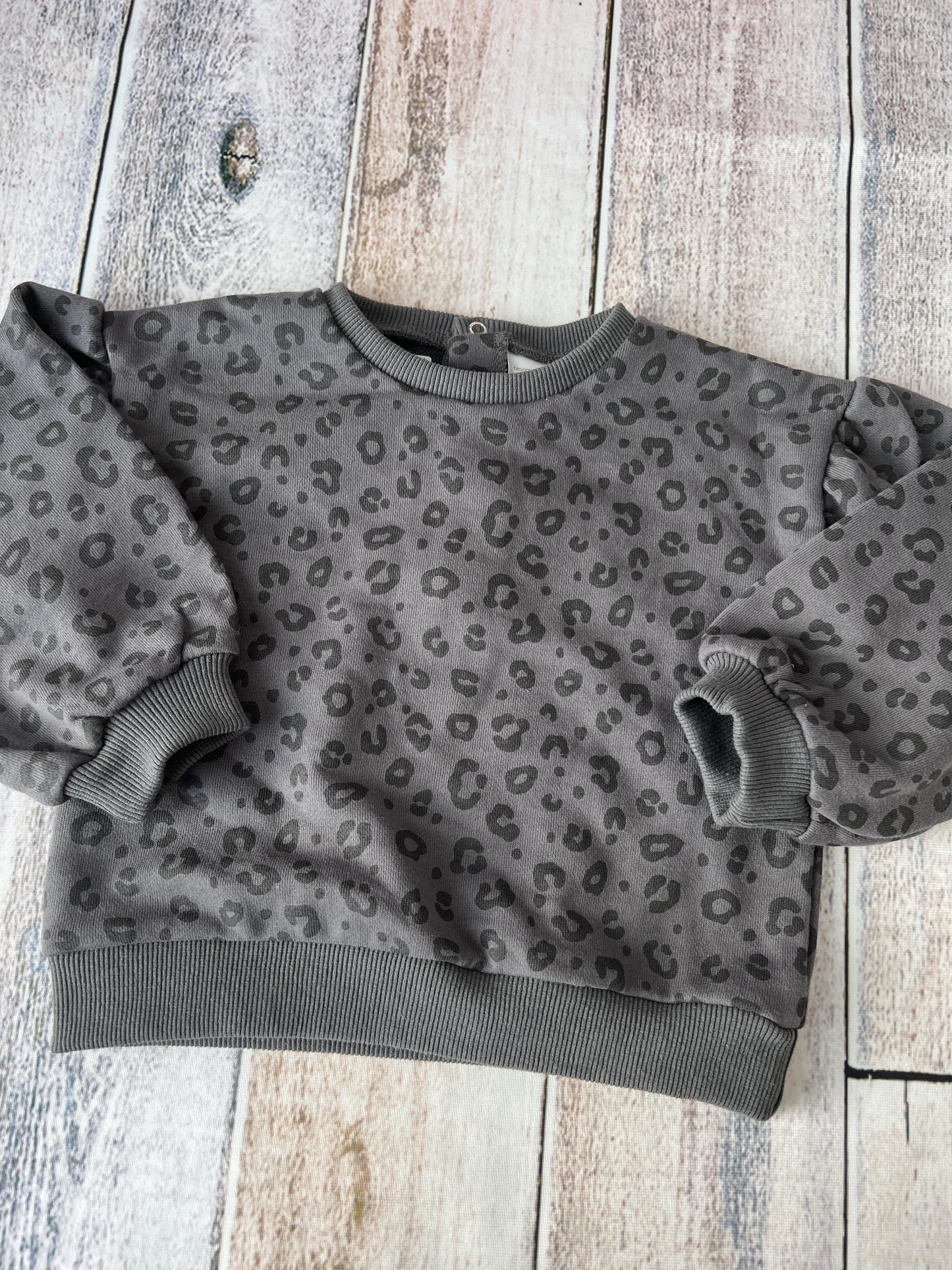 Bloomies Baby Girls Grey | Leopard print Sweatshirt Size: 18-24 months Grey | Leopard print