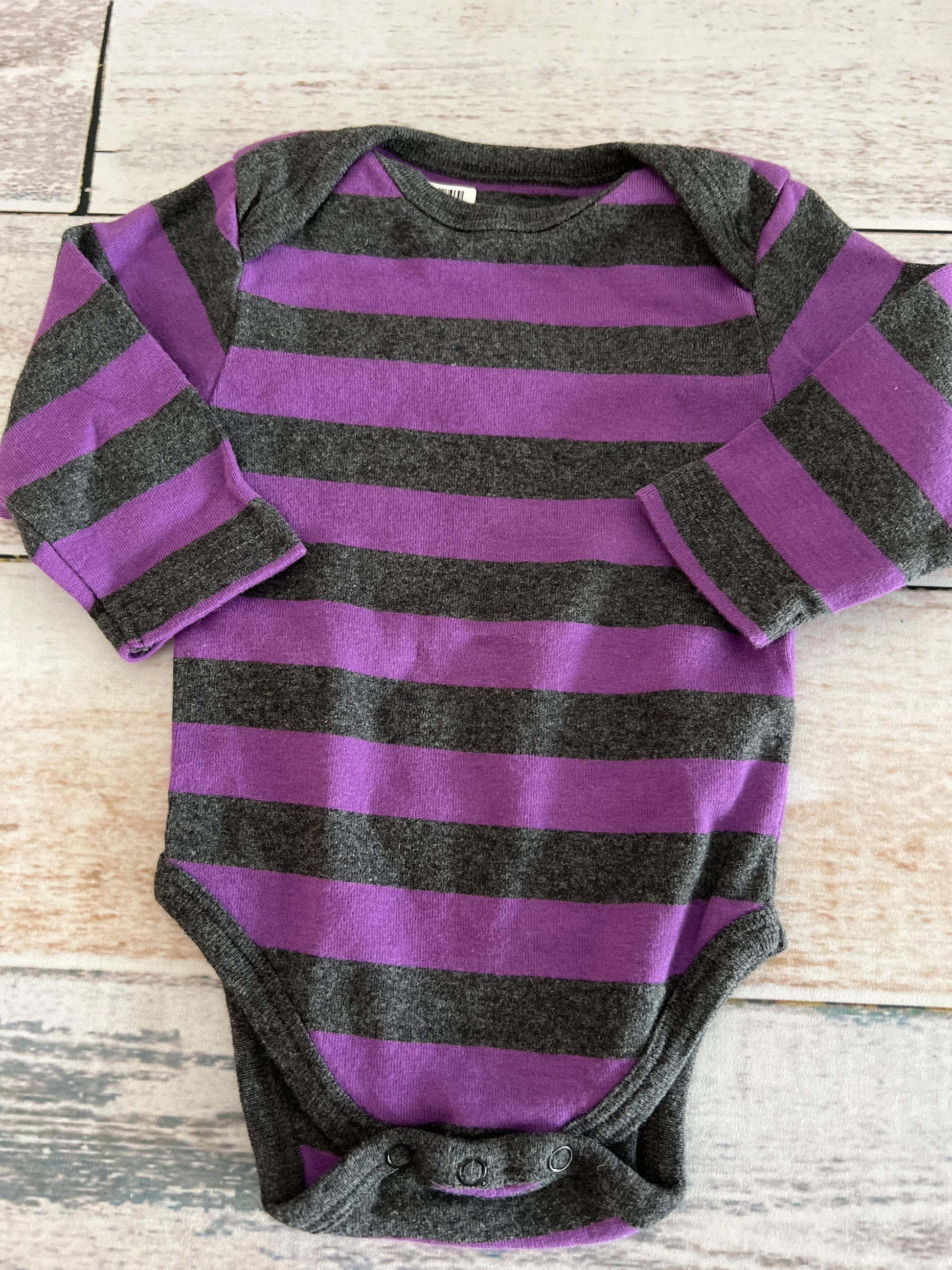 Leveret Girls Grey | purple | Striped Onesie Size: 3-6 months Grey | purple | Striped