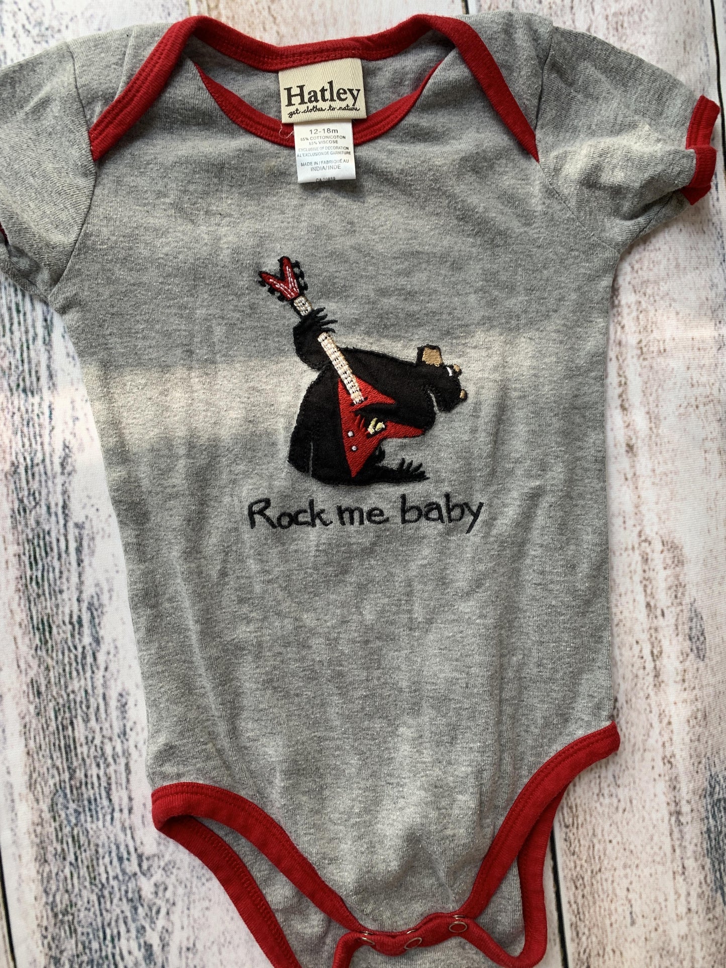 Hatley Boys Grey | Red | Graphic Onesie Size: 12-18 months Grey | Red | Graphic
