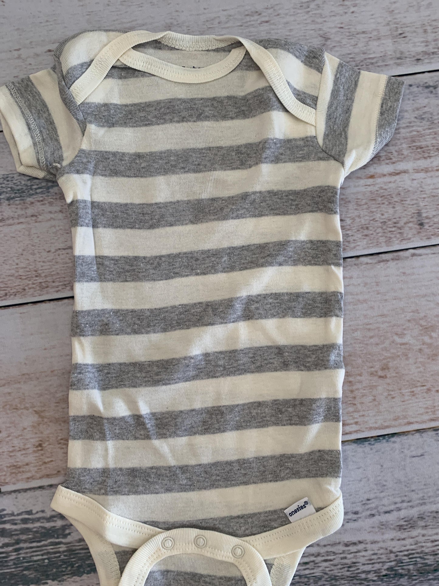 Gerber organic Unisex Grey | White | Stripe Onesie Size: 3-6 months Grey | White | Stripe