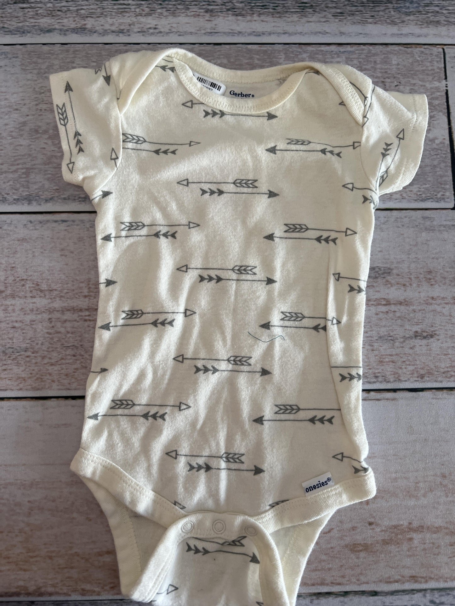 Gerber Childrenswear Unisex Grey | White Onesie Size: 3-6 months Grey | White