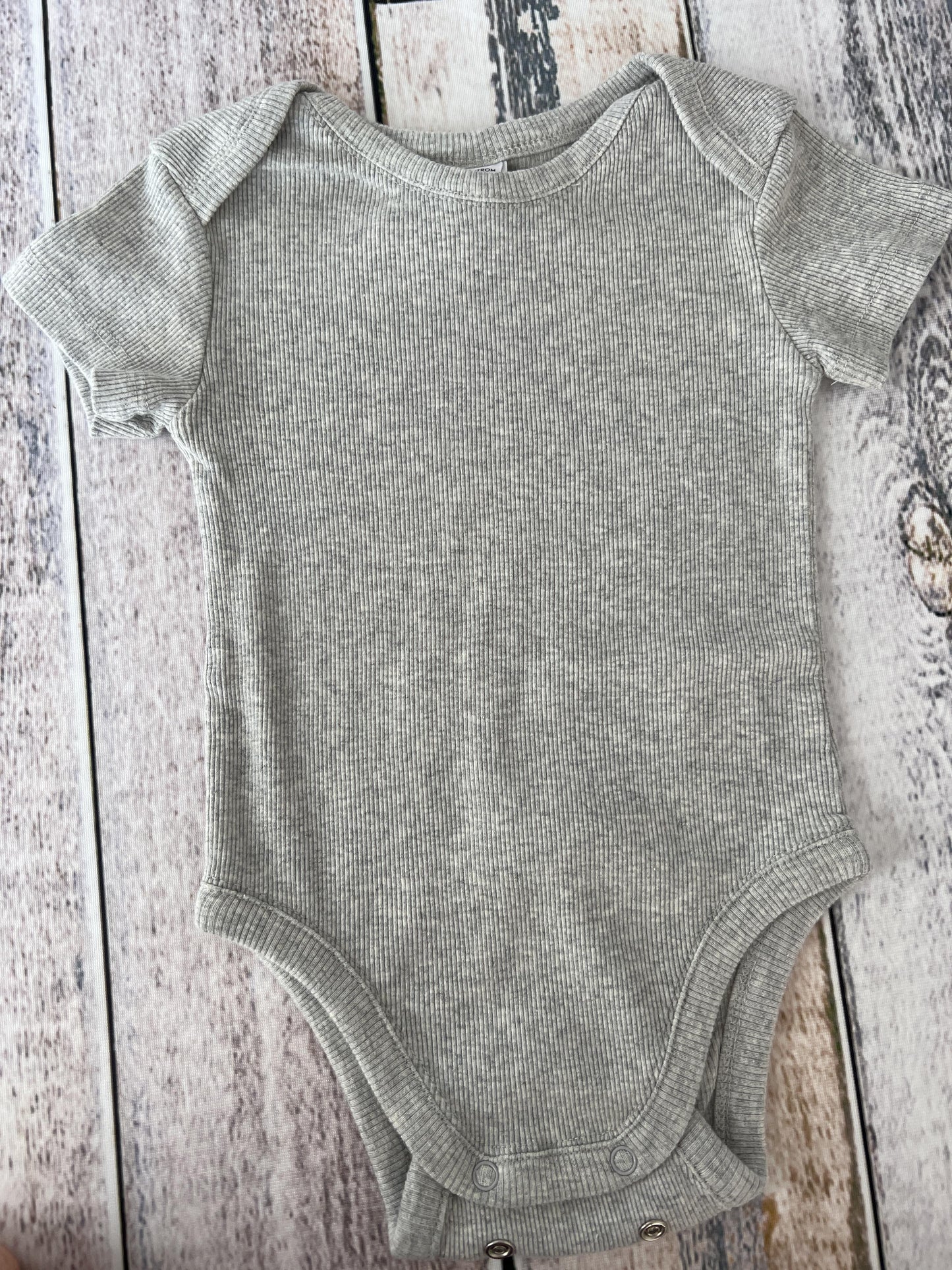 Nordstrom Unisex Grey Onesie Size: 9-12 Months Grey