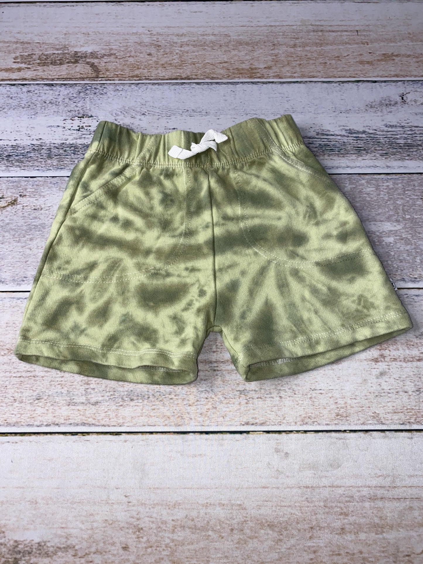 Honest co Boys Olive | Tie Dye Shorts Size: 18 months Olive | Tie Dye