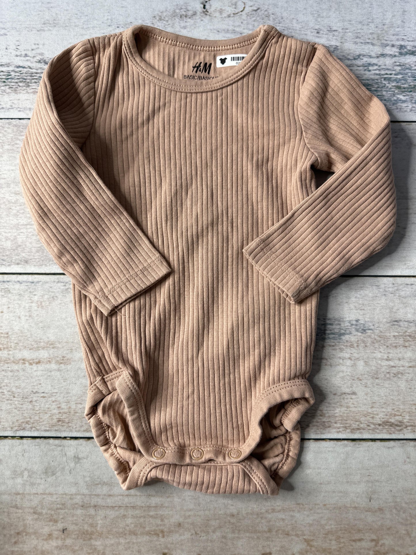 H&M Unisex Tan Onesie Size: 3-6 months Tan