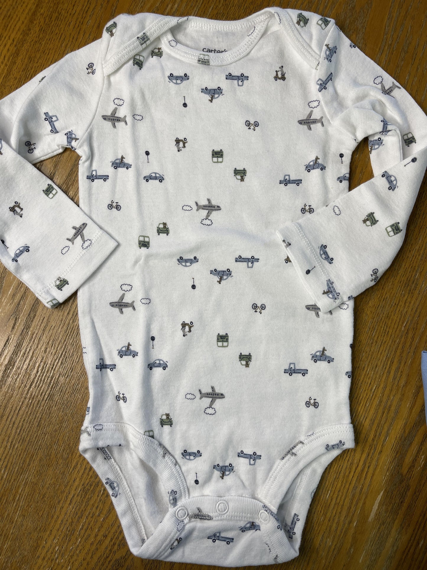 Carters Boys White | airplanes Onesie Size: 12-18 months White | airplanes
