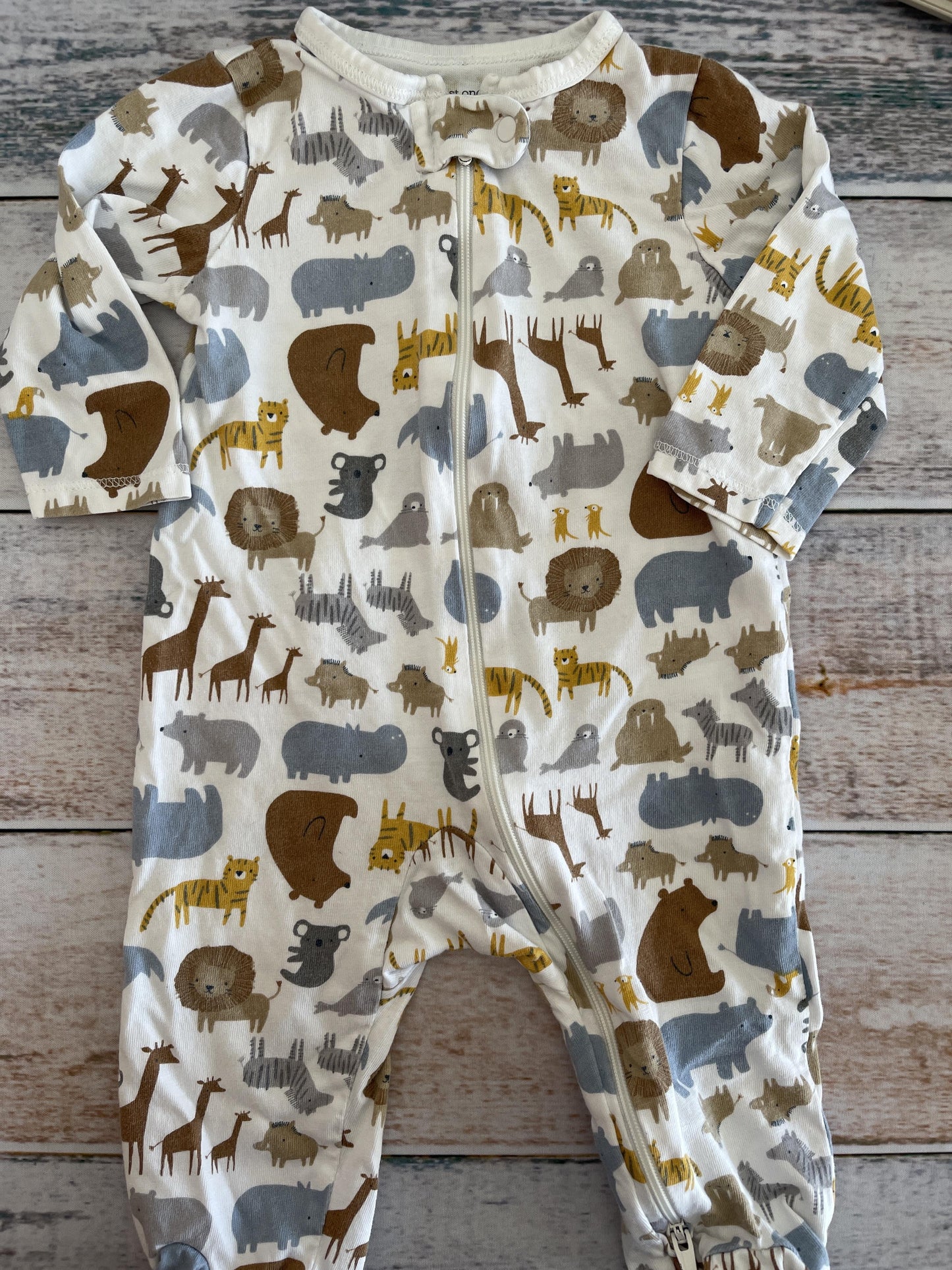 Carters Boys White | animals Pajamas Size: 6 months White | animals