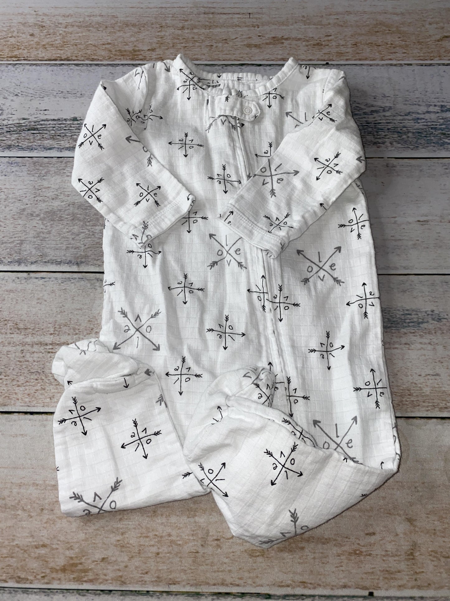 Aden + Anais Unisex White | Black | Pattern Pajamas Size: 3-6 months White | Black | Pattern