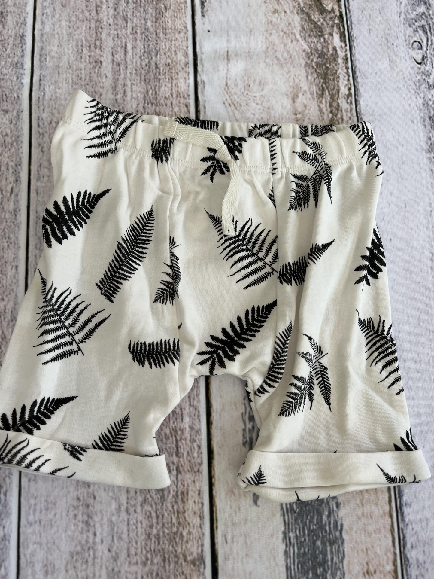 Kate Quinn Unisex White | Black | Pattern Shorts Size: 18-24 months White | Black | Pattern