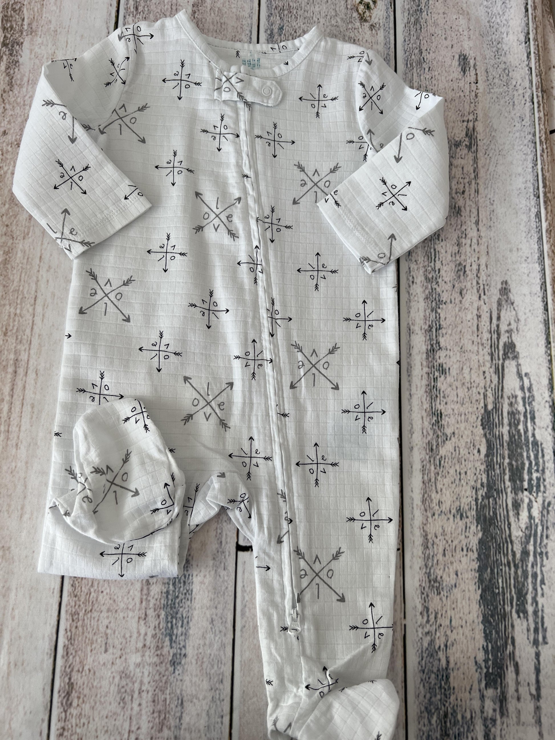 Aden + Anais Unisex White | Black | Pattern Pajamas Size: 3-6 months White | Black | Pattern