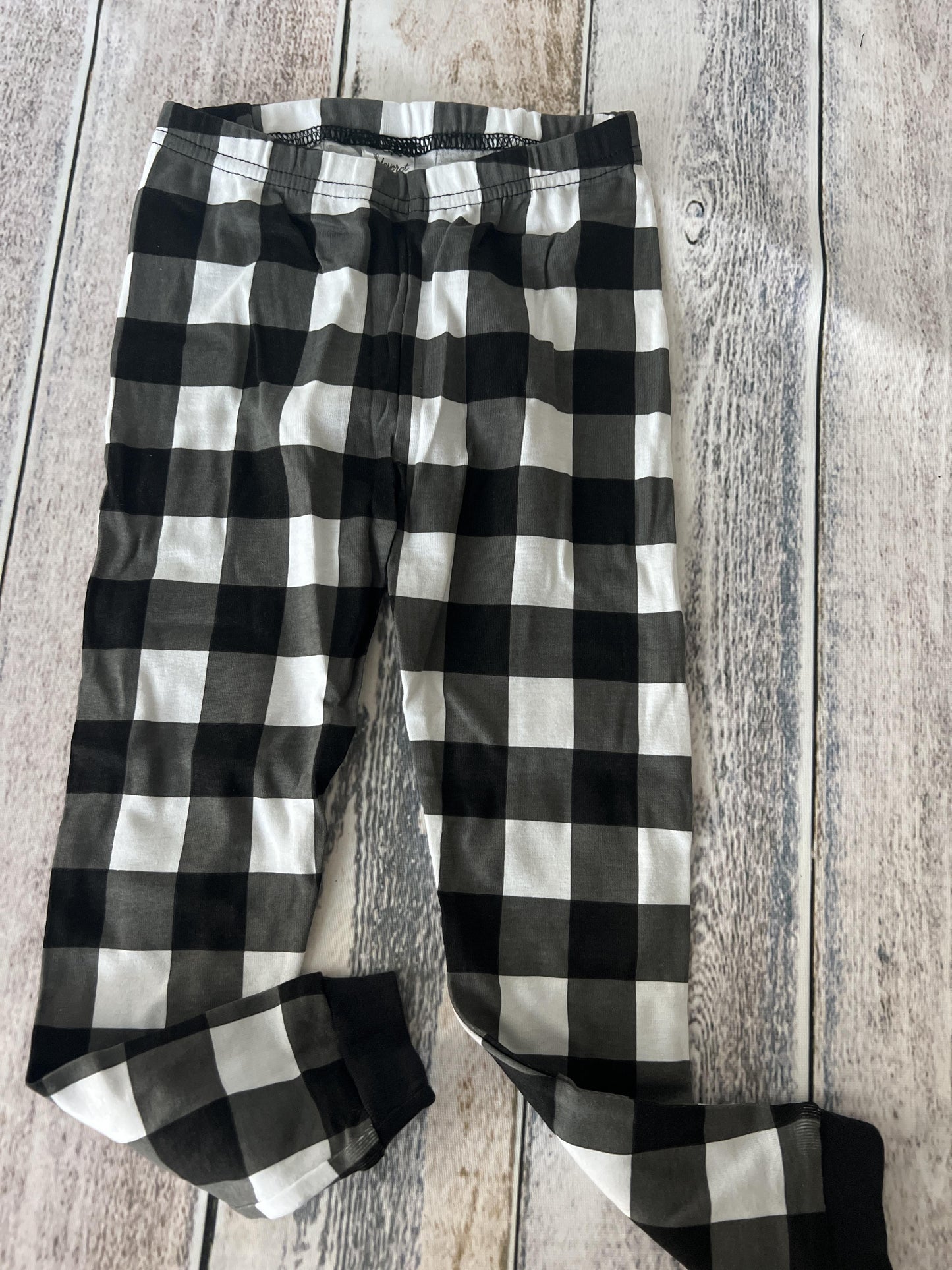 Leveret Unisex White | Black | plaid Pajamas Size: 4T White | Black | plaid