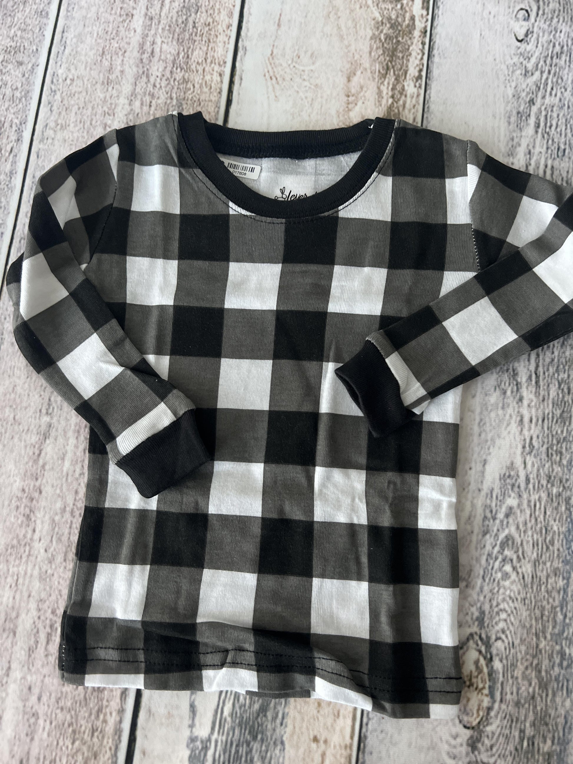 Leveret Unisex White | Black | plaid Pajamas Size: 12-18 months White | Black | plaid