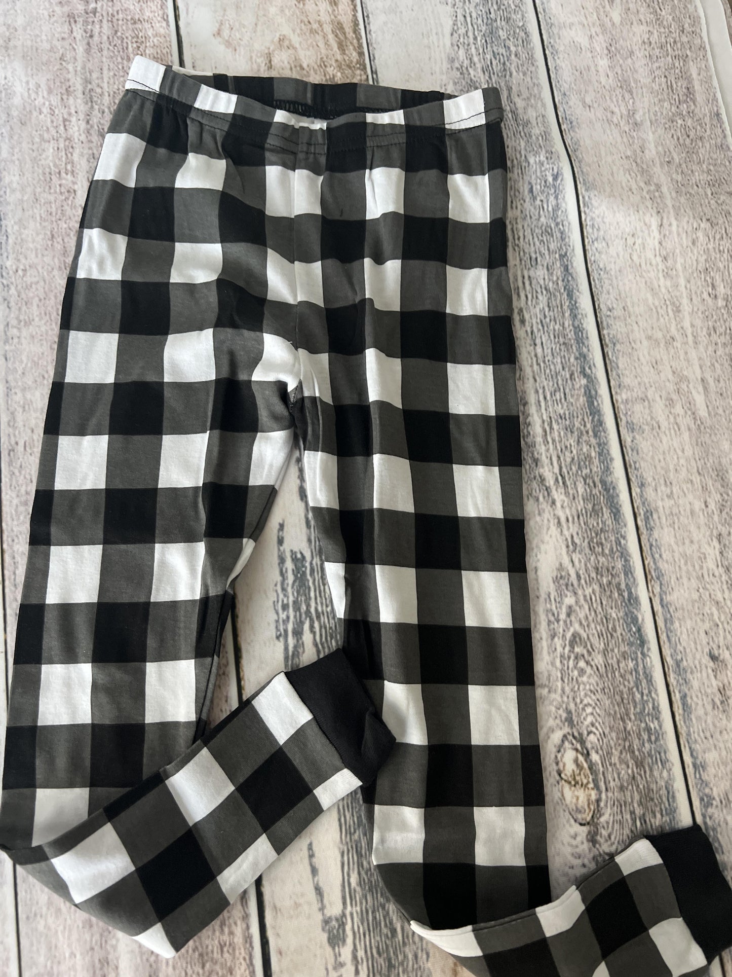 Leveret Unisex White | Black | plaid Pajamas Size: 5 White | Black | plaid
