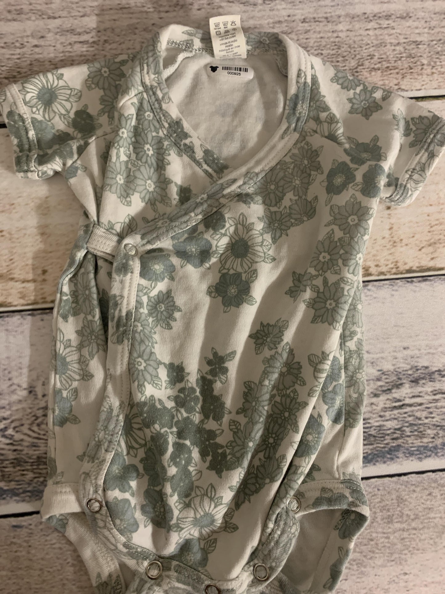 Kate Quinn Girls White | green | Flowers Onesie Size: 3-6 months White | green | Flowers