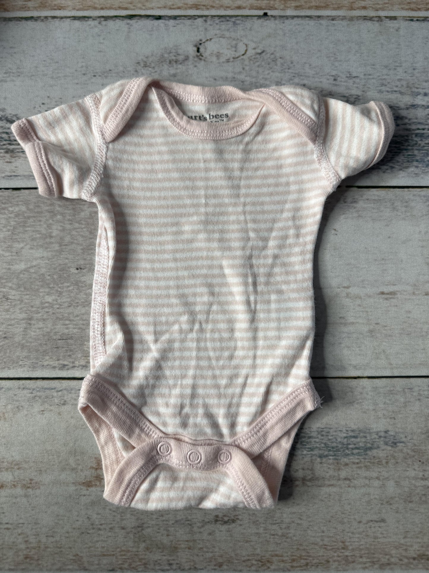 Burt's Bees Girls White | pink Onesie Size: Preemie White | pink
