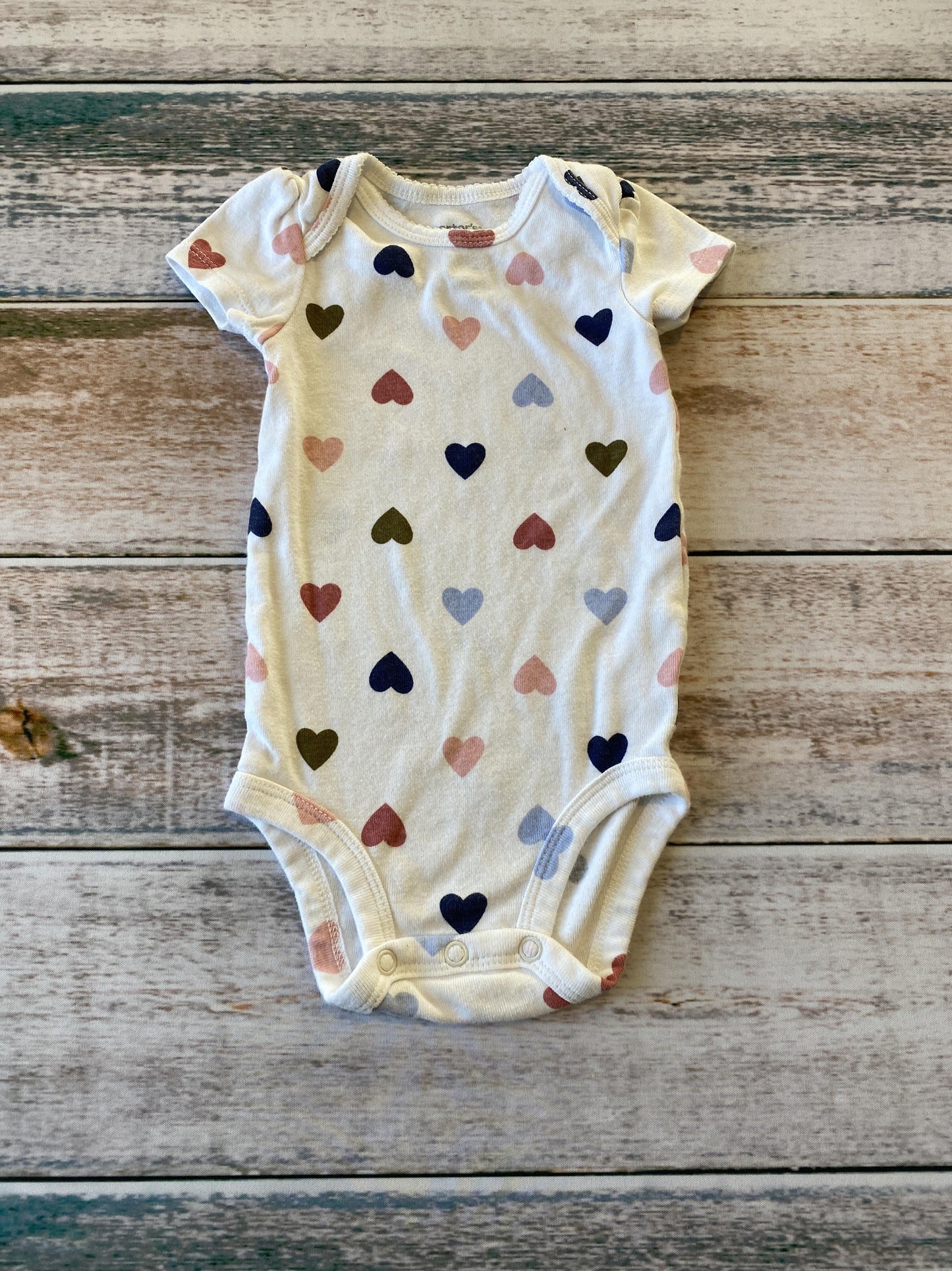 Carters Girls White | Rainbow | Hearts Onesie Size: 6 months White | Rainbow | Hearts
