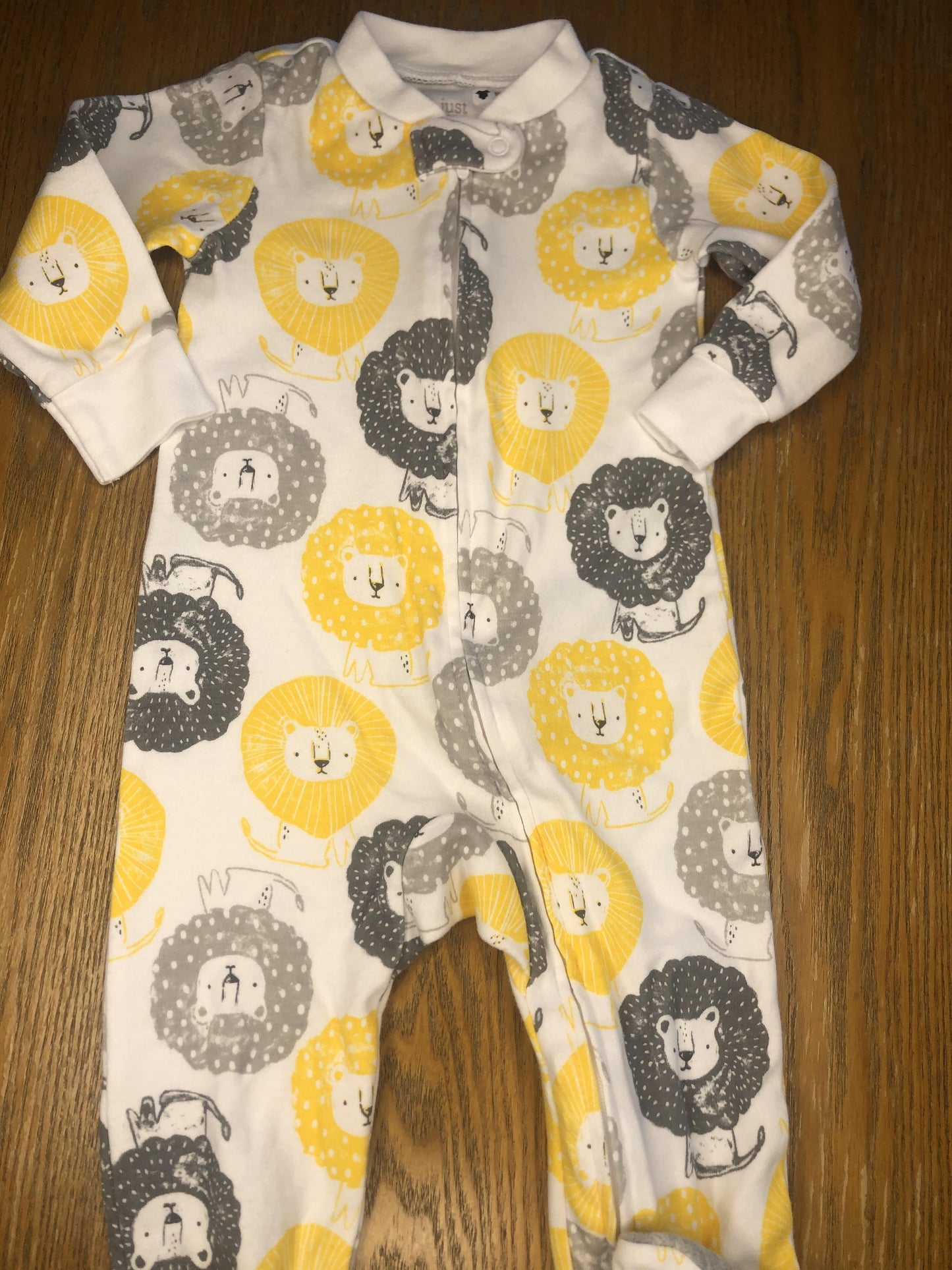 Carters Unisex White | Yellow | Grey | lions Pajamas Size: 6-12 months White | Yellow | Grey | lions