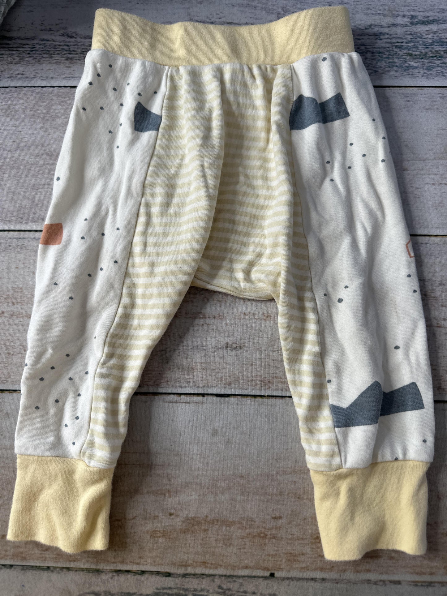 Unisex White | Yellow Pants Size: 12-18 months White | Yellow