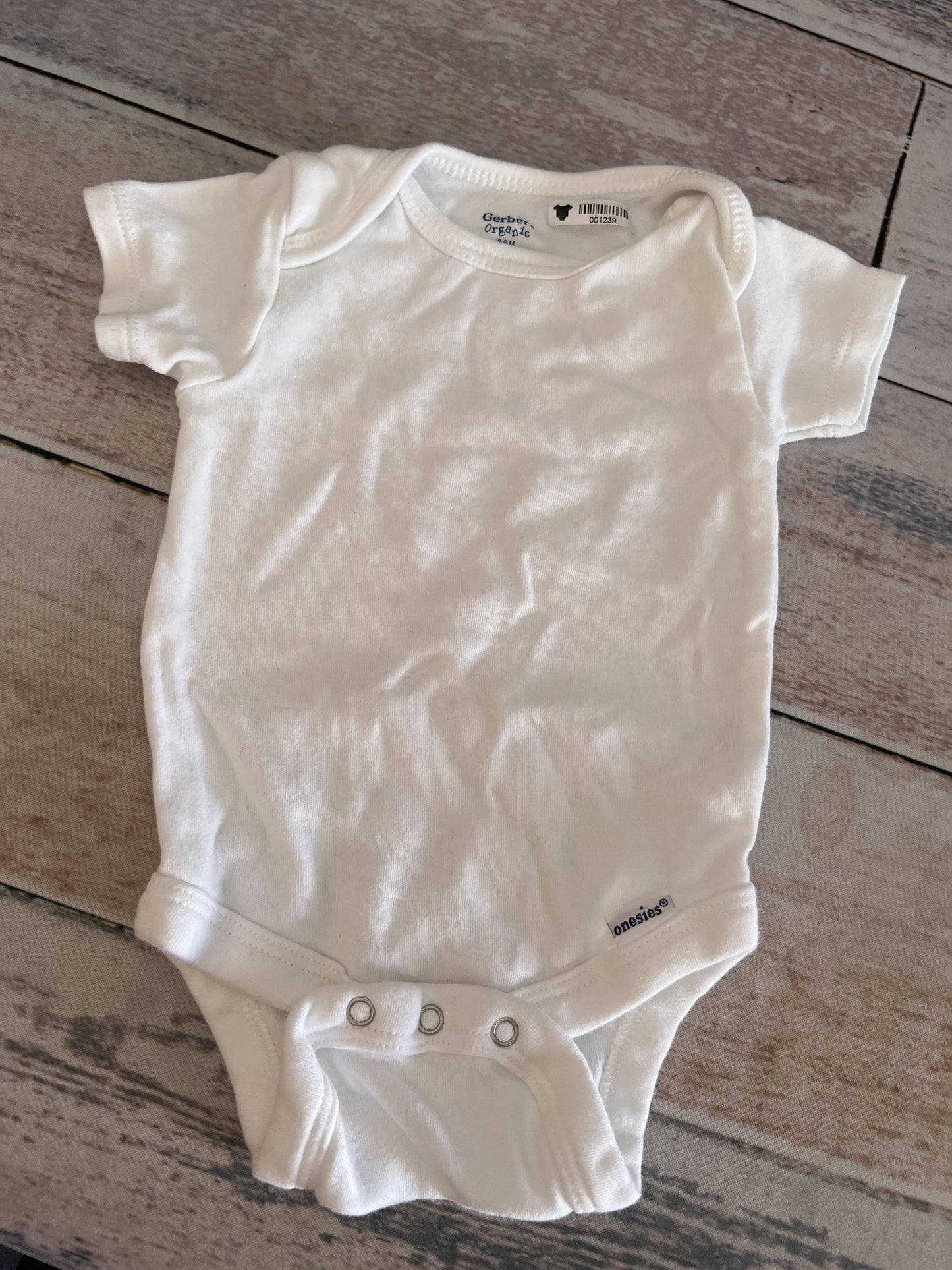 Gerber organic Unisex White Onesie Size: 3-6 months White
