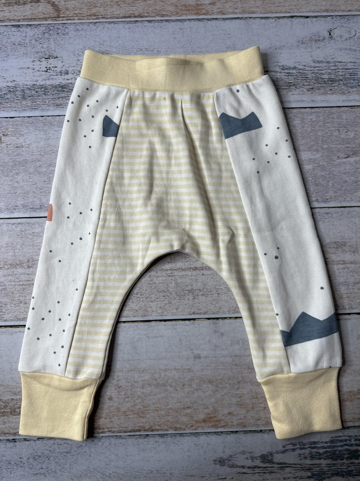 Cat & Dogma Boys Yellow | Grey | Graphic | White Pants Size: 12-18 months Yellow | Grey | Graphic | White