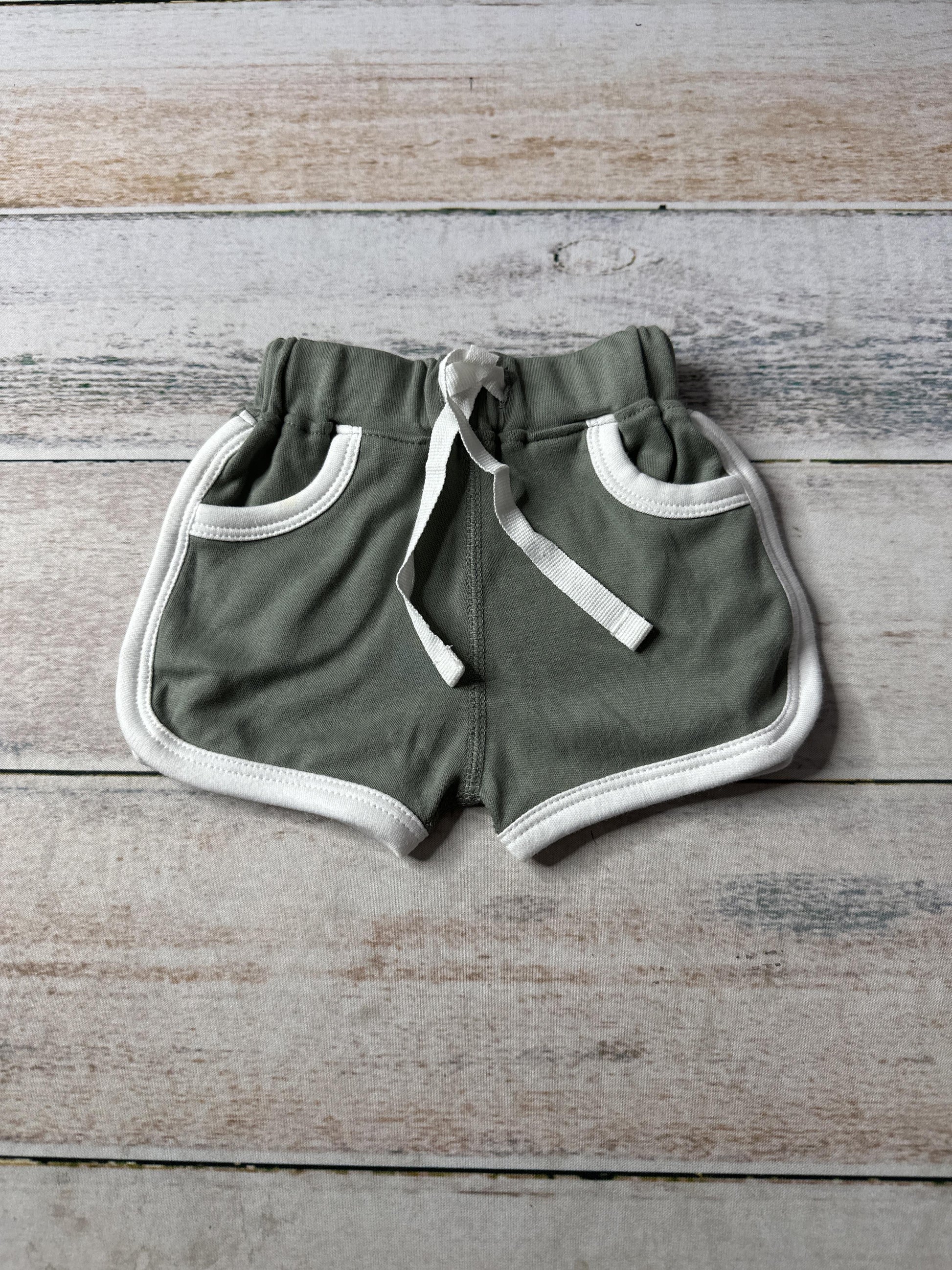 Sapling Unisex Shorts Size: 0-3 months