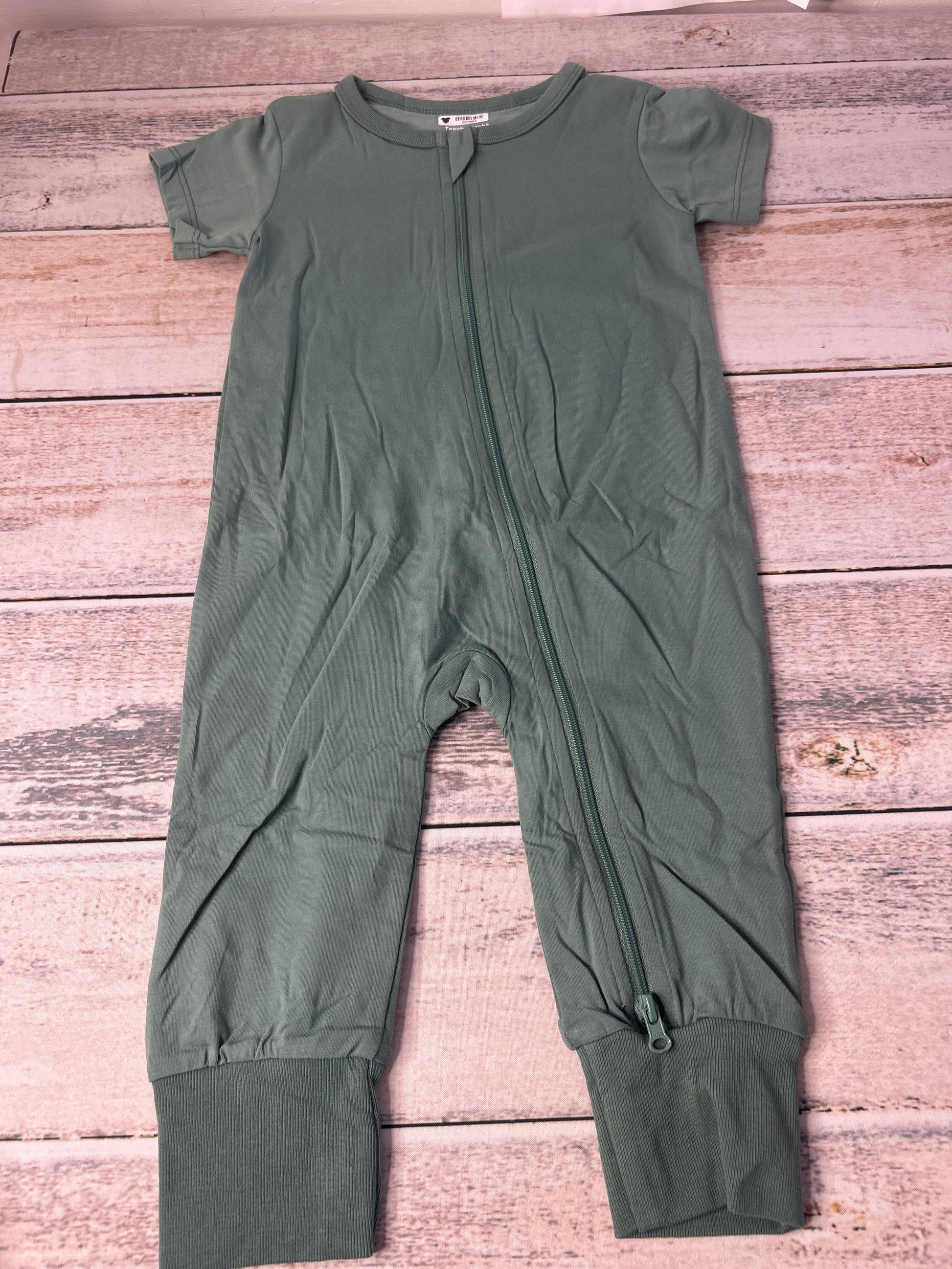 Unisex 1-piece footed Pajamas Size: 12-18 months