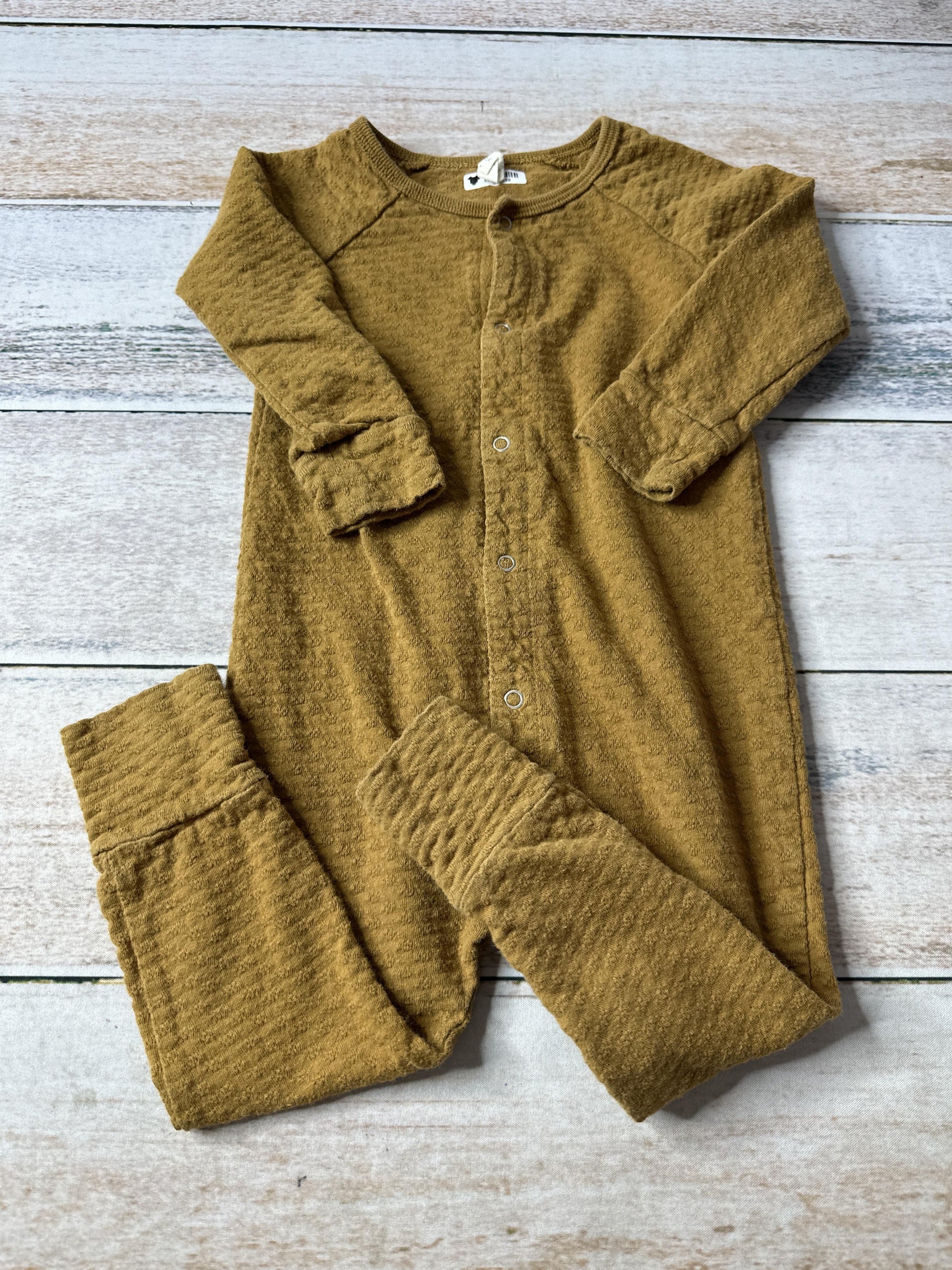 Quincy Mae Unisex Long Sleeve Outfit Size: 12-18 months