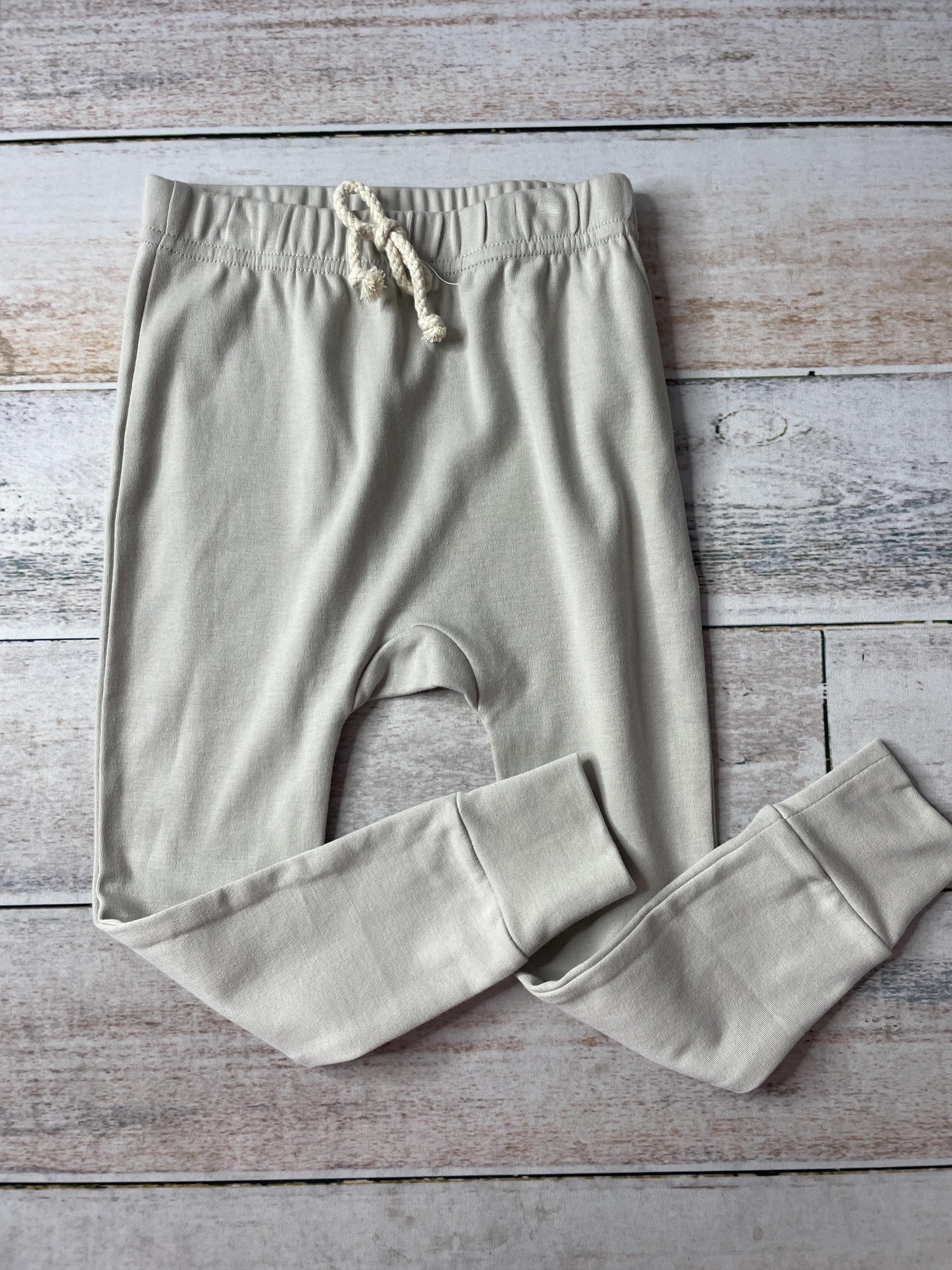 Sage and Ivory Unisex Pants Size: 3T